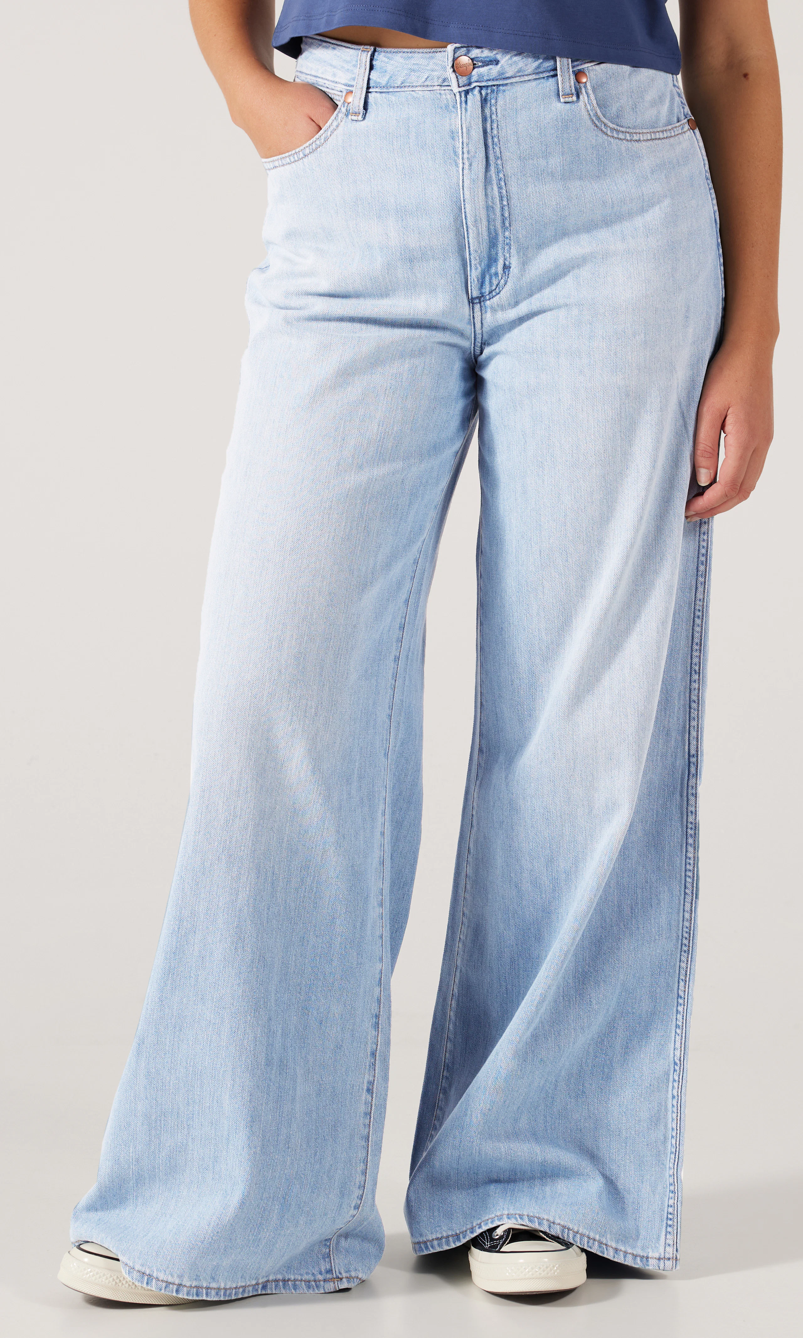 Canyon Lys Blå Jeans. Front. Model.