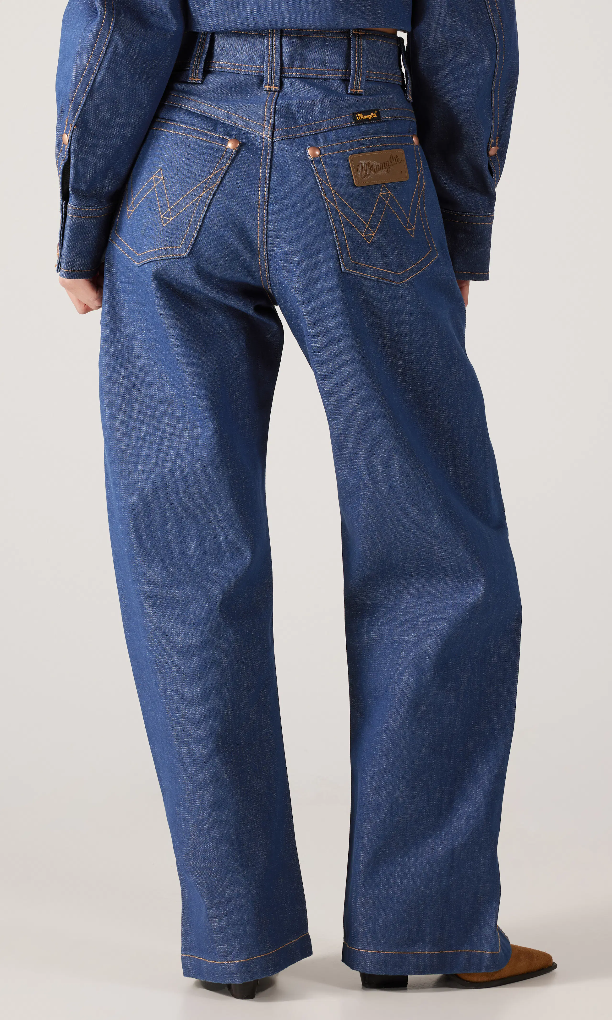 Super Wrangler Barrel Tummansiniset Farkut. Back. Model.