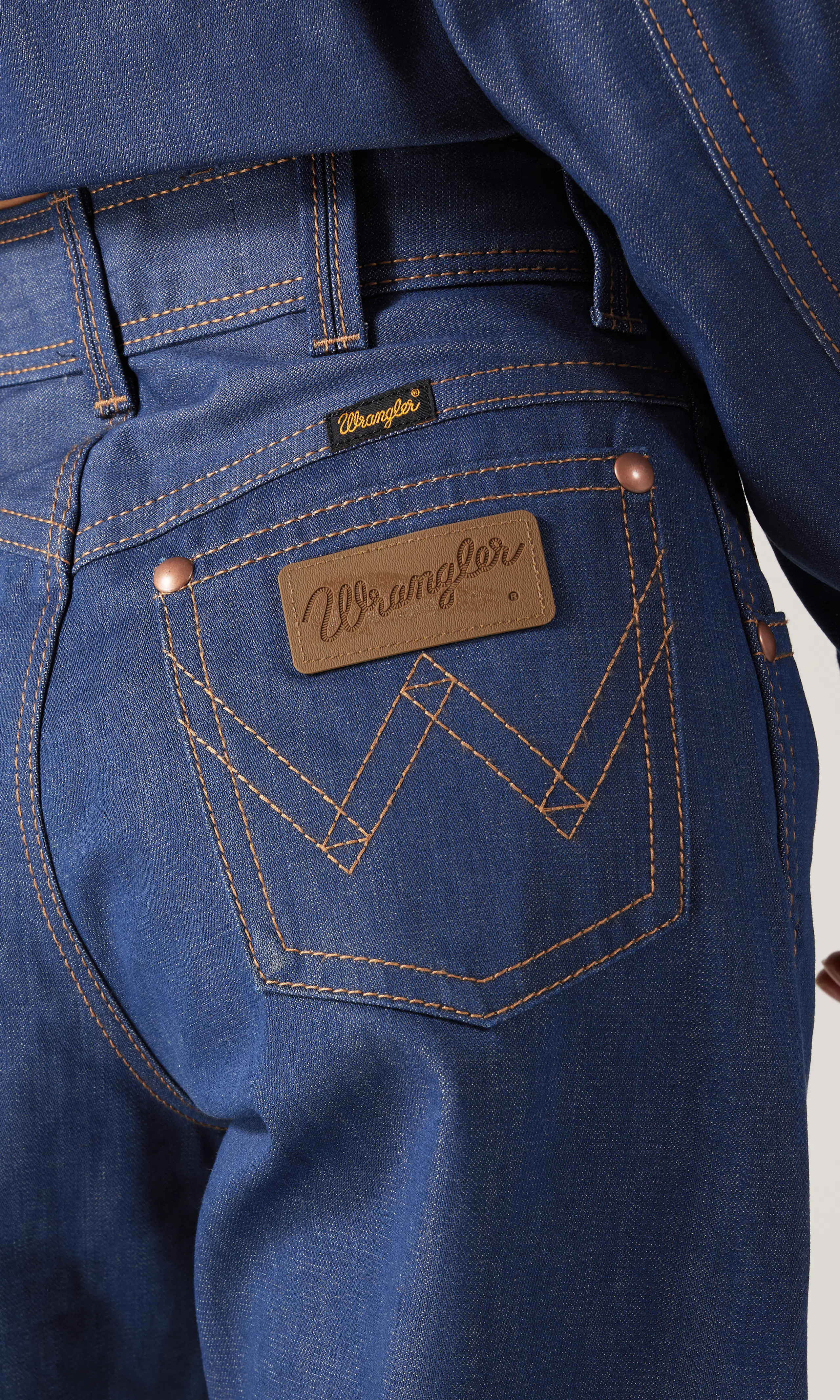 Super Wrangler Barrel Tummansiniset Farkut. Detail 1. Model.