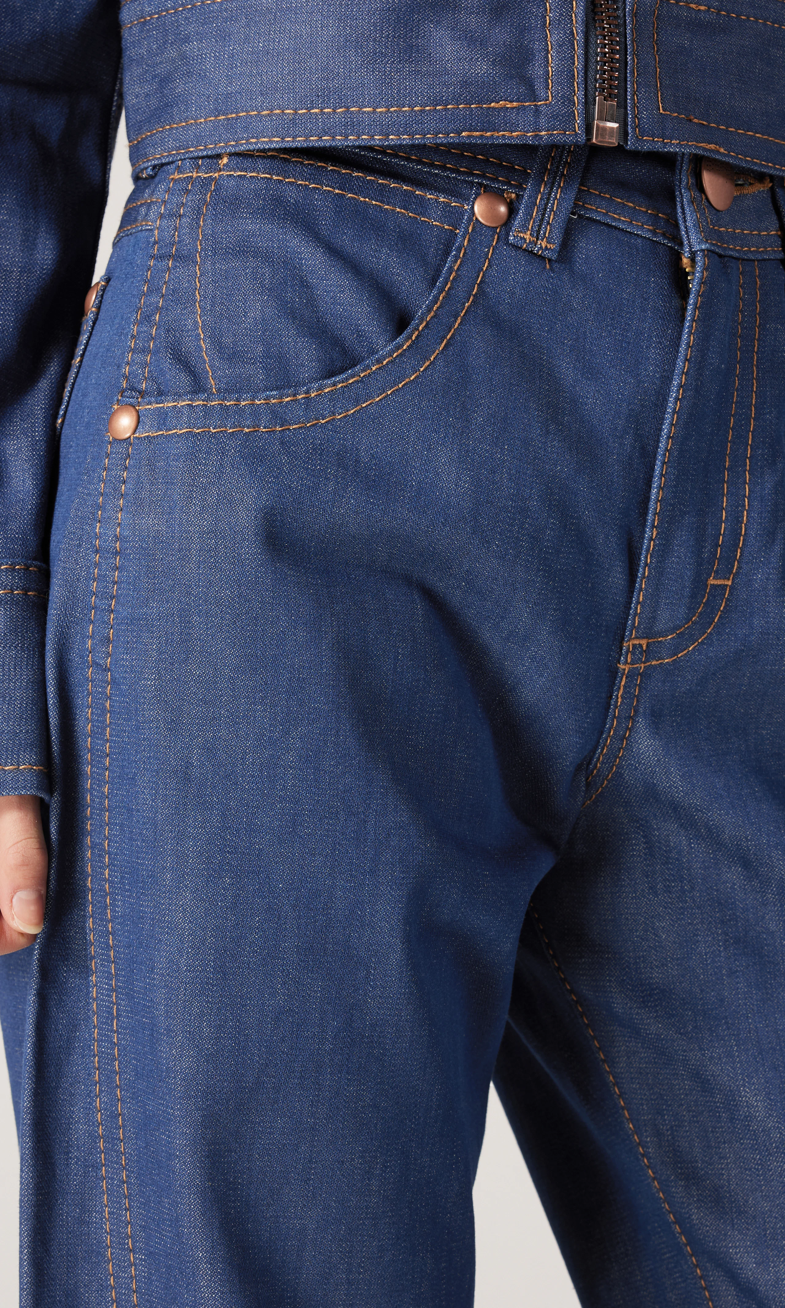Super Wrangler Barrel Tummansiniset Farkut. Detail 2. Model.