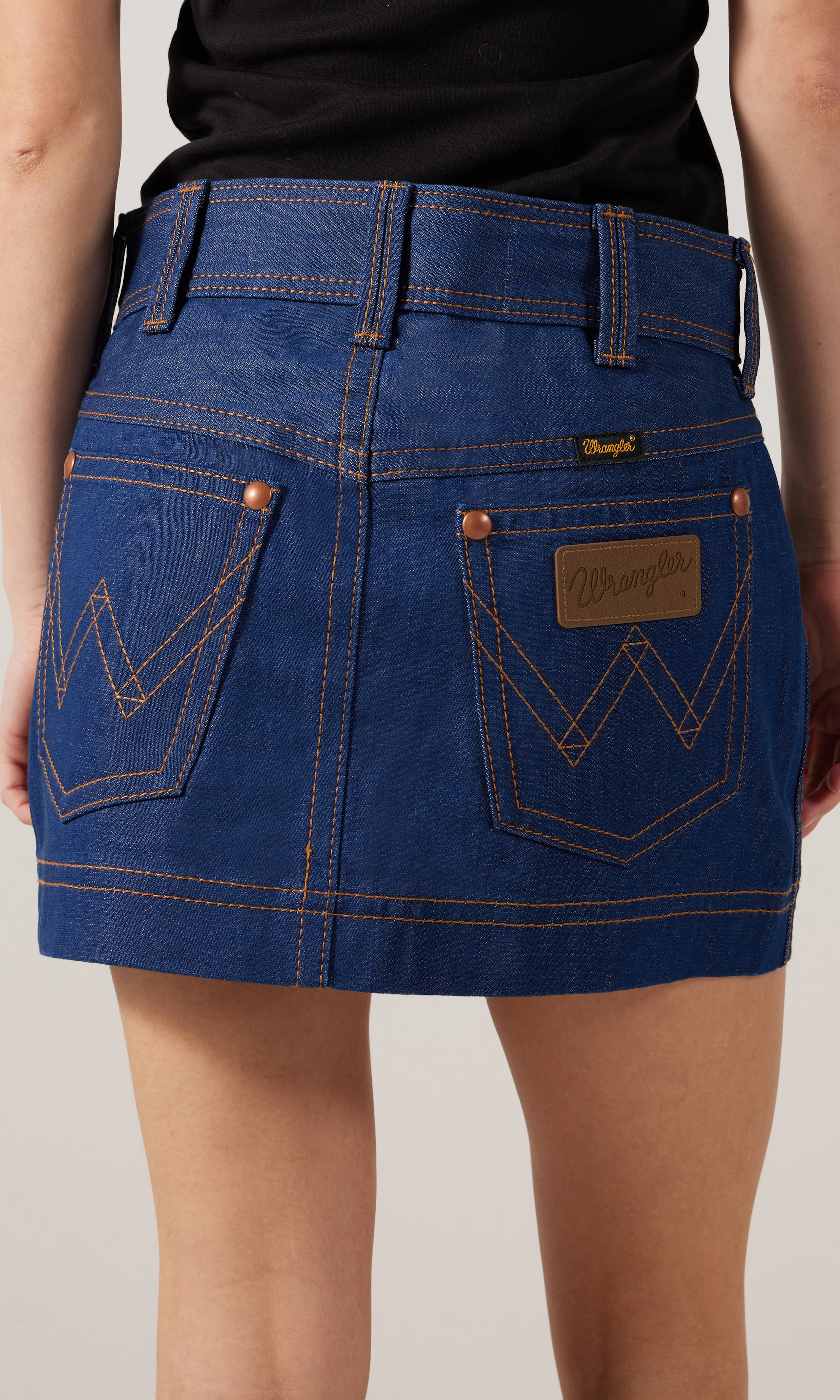 Super Wrangler Mørk Blå Denim Skjørt. Back. Model.