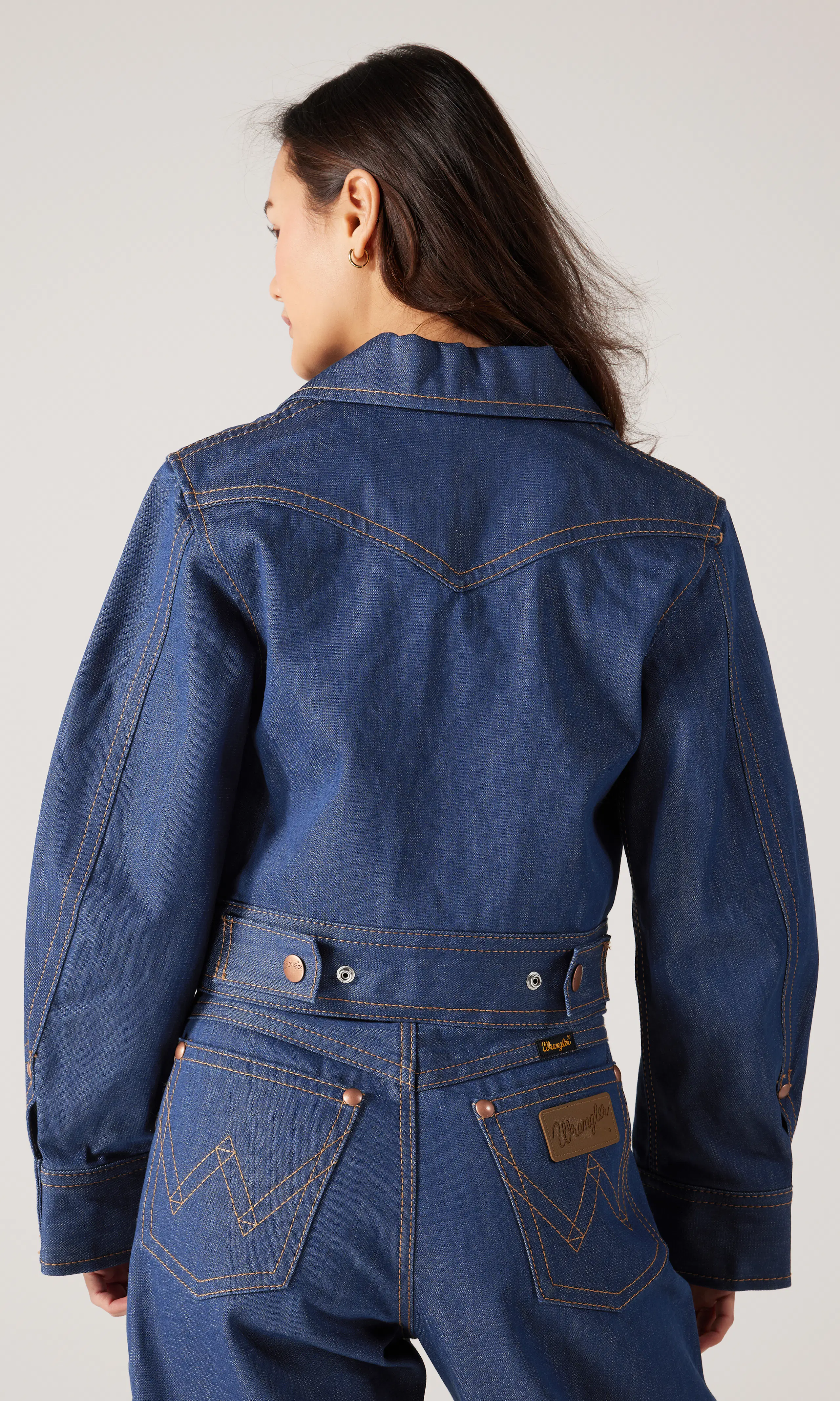 Super Wrangler Mörkblå Denim Jacka. Back. Model.