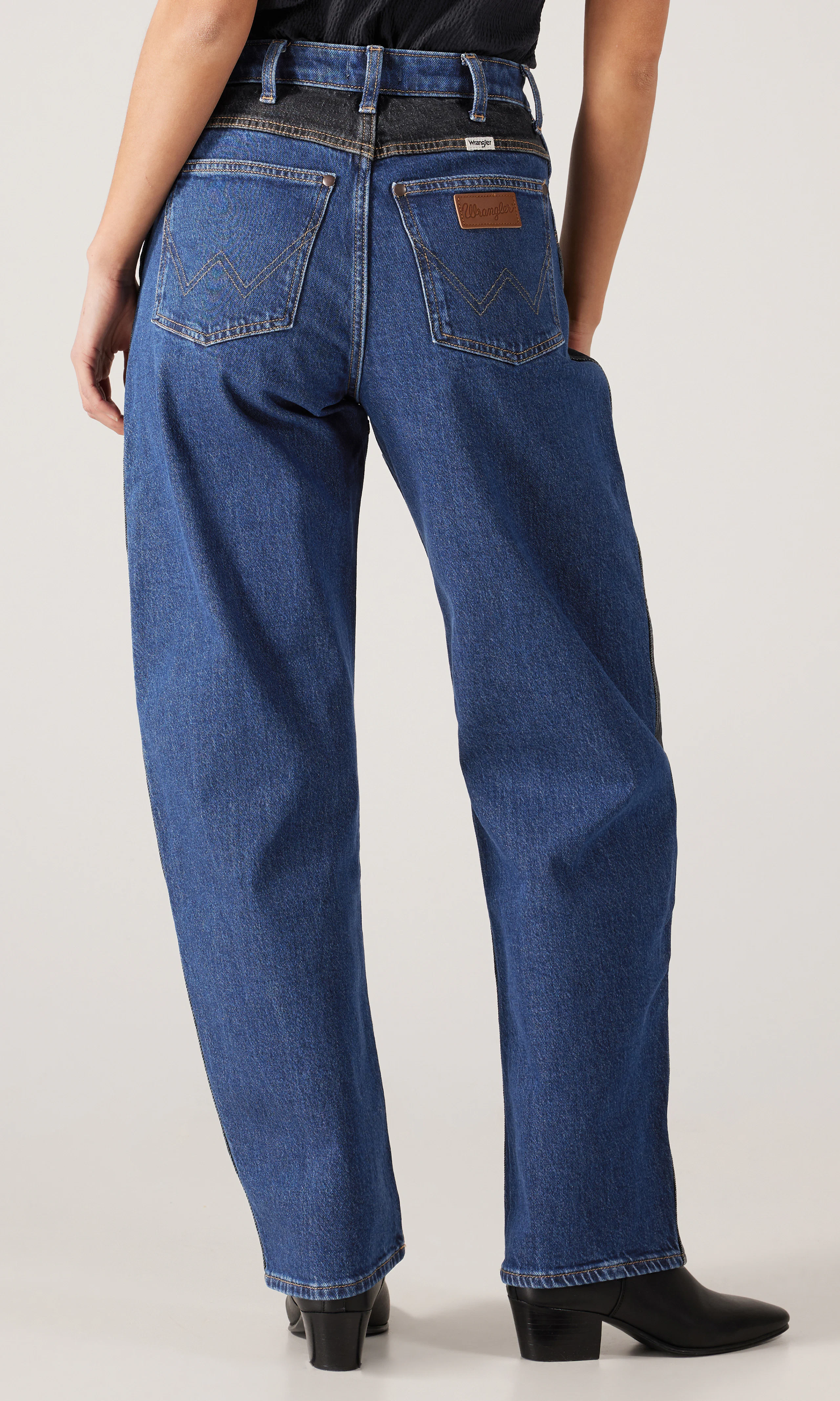Patched Chap Barrel Mörkblå Jeans. Back. Model.