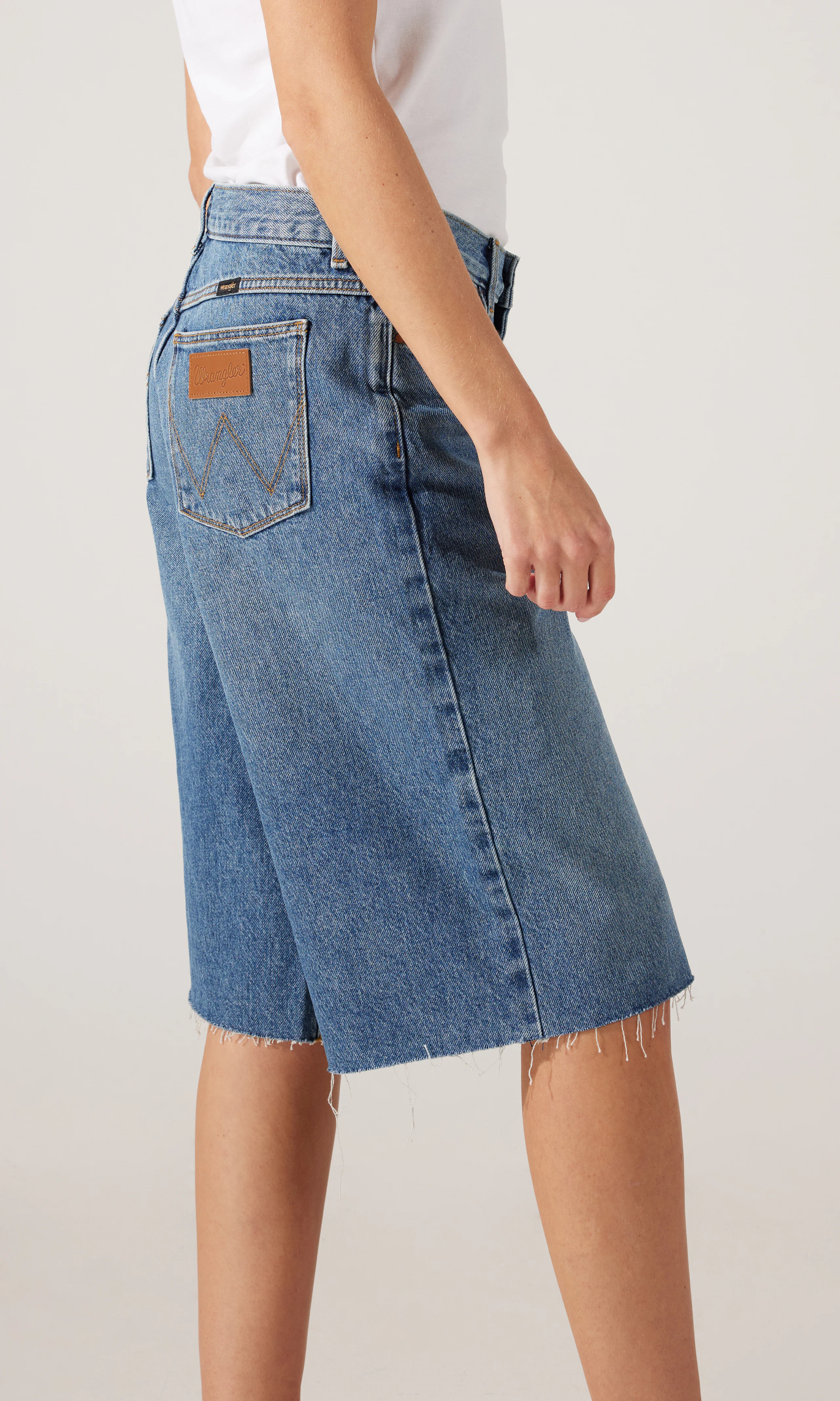 Low Rise Loose Lys Blå Jorts. Front 2. Model.