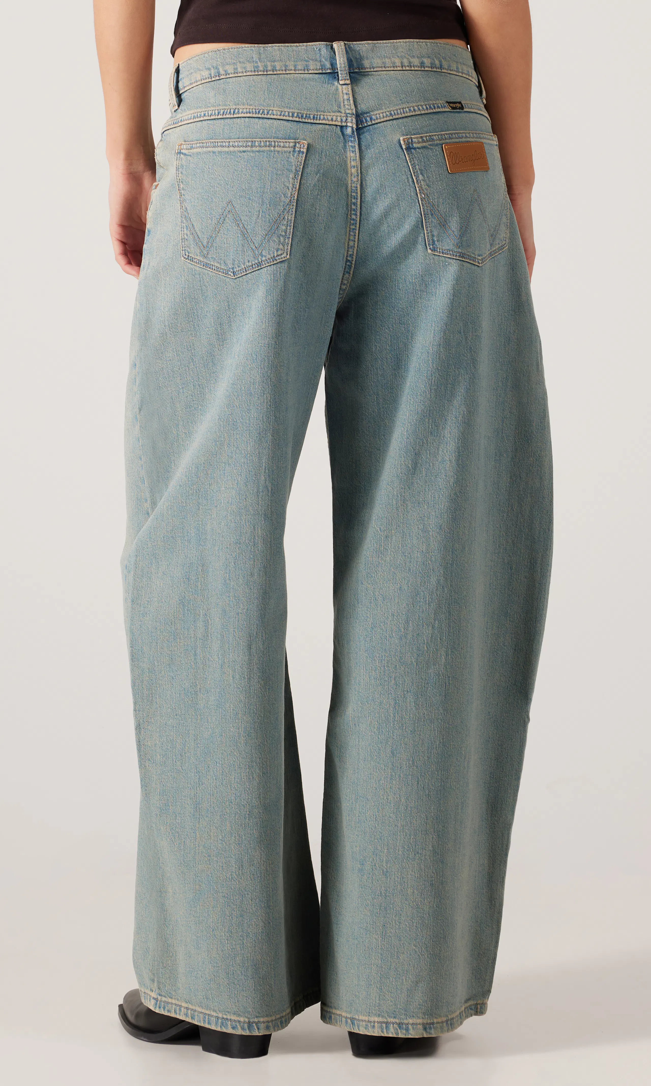 Low Rise Ultra Barrel Lys Blå Jeans. Back. Model.