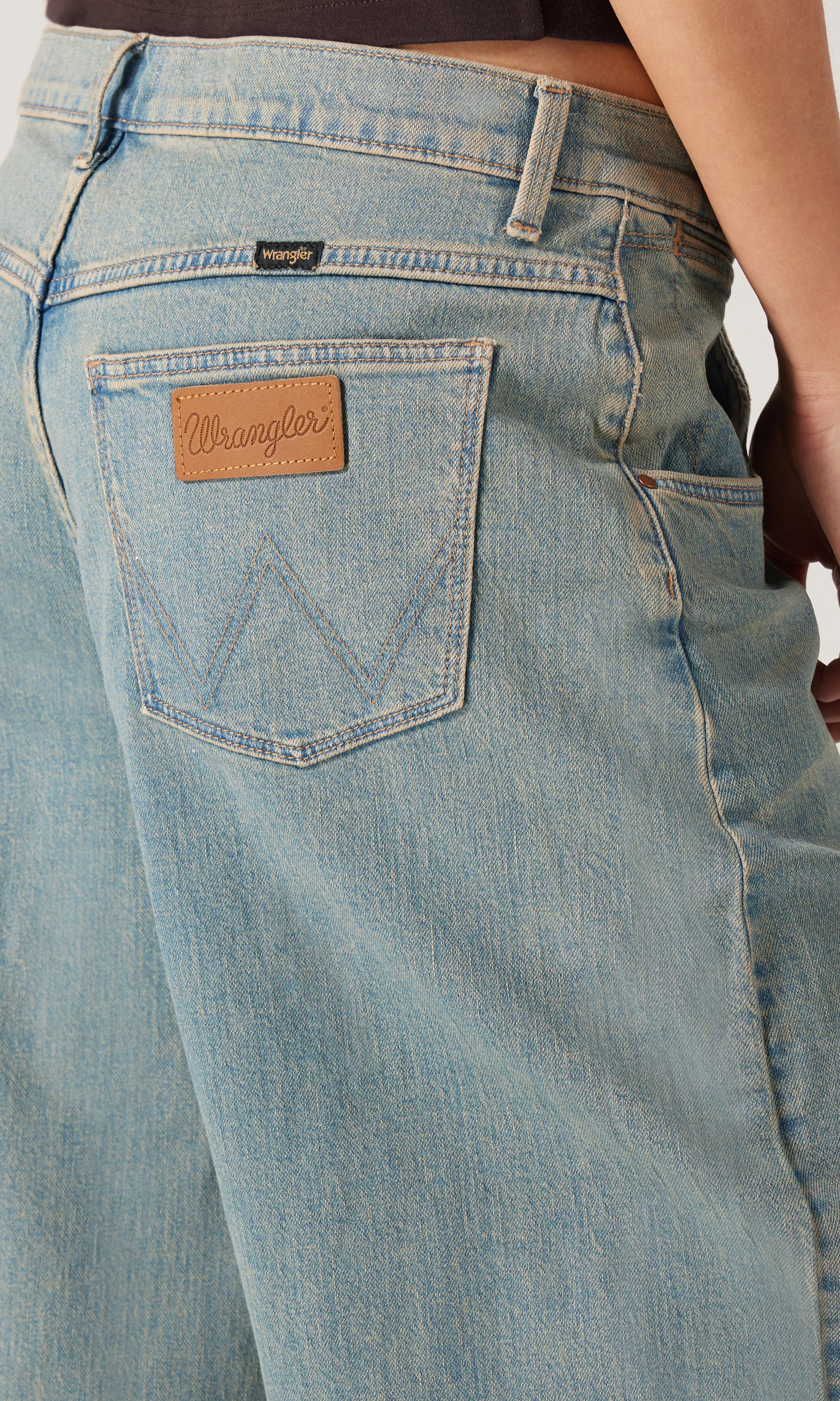 Low Rise Ultra Barrel Lys Blå Jeans. Detail 1. Model.