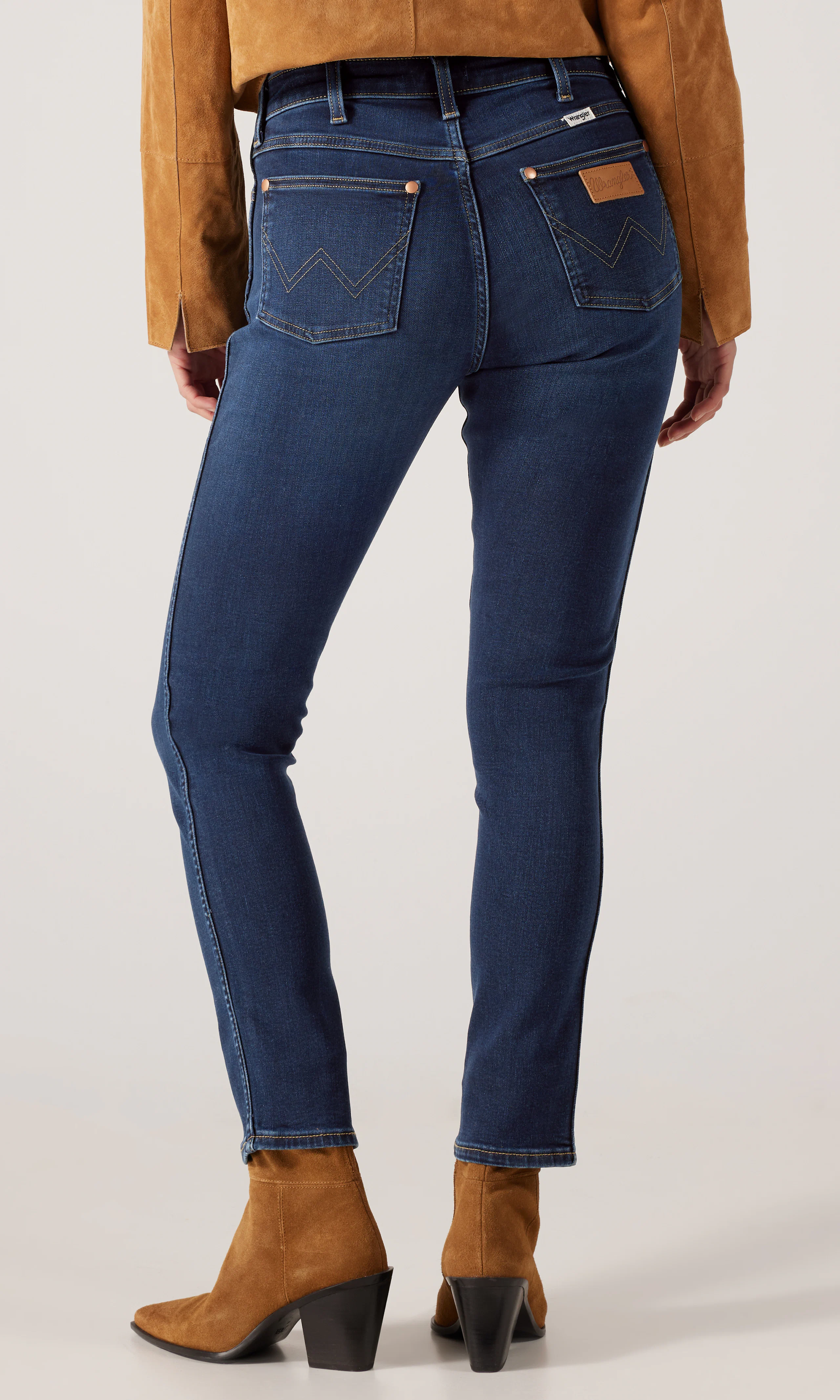 Sienna Mörkblå Jeans. Back. Model.