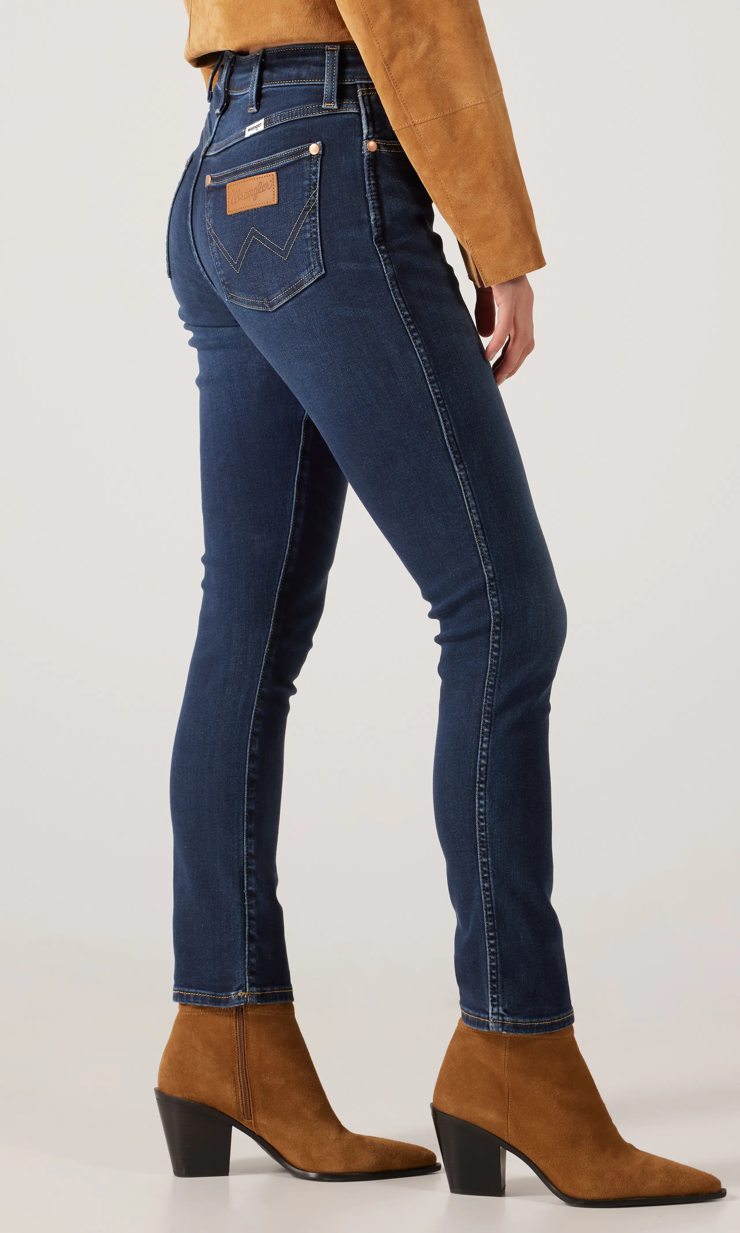 Sienna Mörkblå Jeans. Front 2. Model.