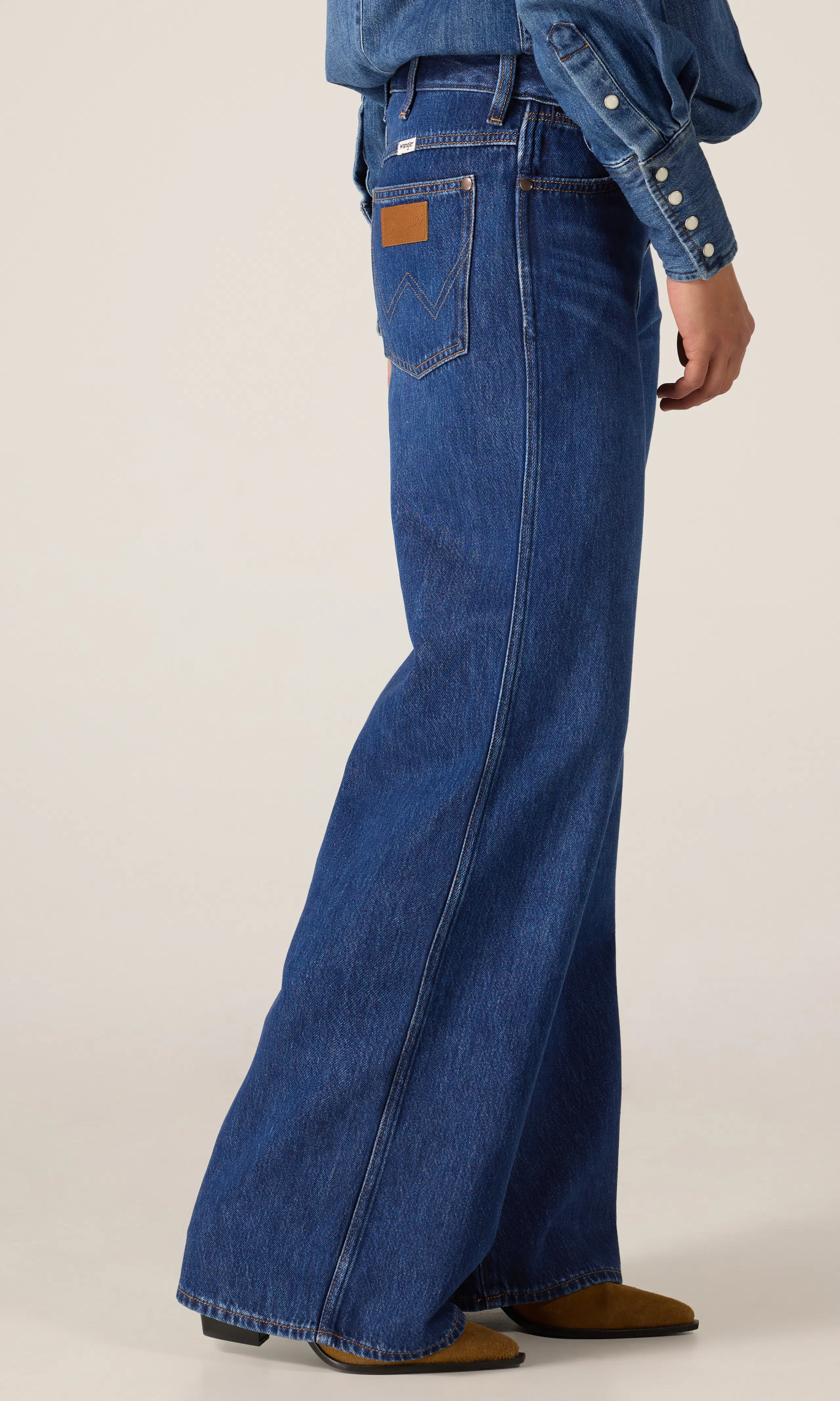 World Wide Mørk Blå Jeans. Front 2. Model.