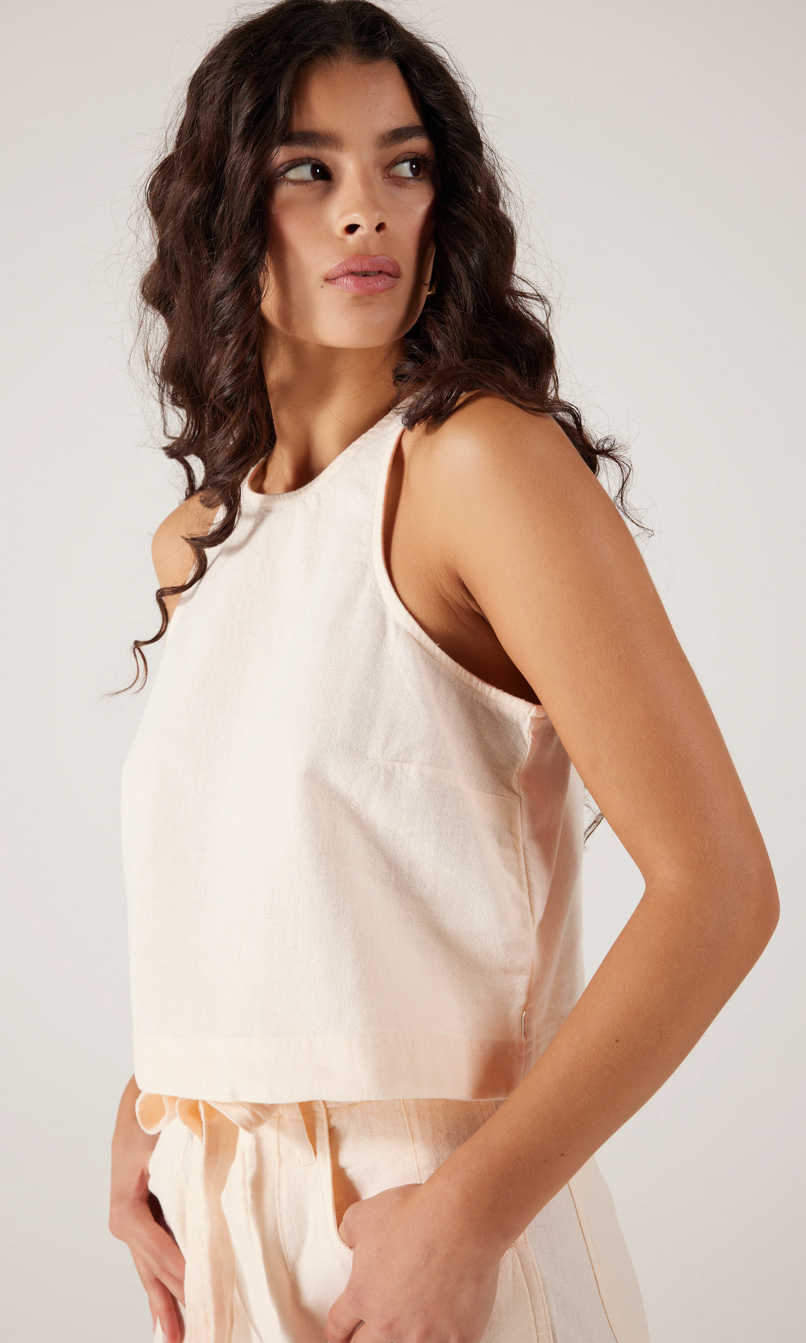 Boxy Sleeveless Topp. Front. Model.