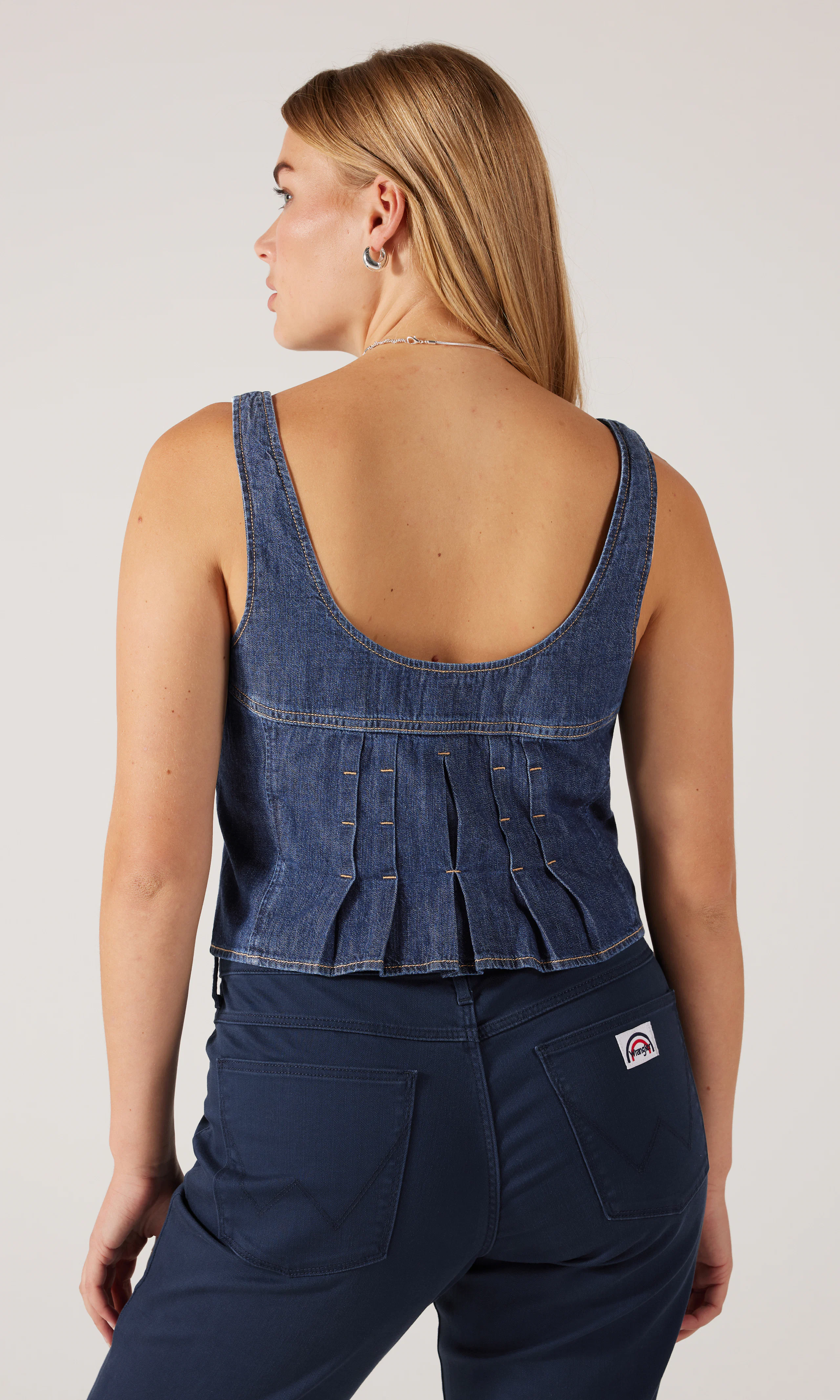 Pleated Corset Lightweight Topp. Back. Model.