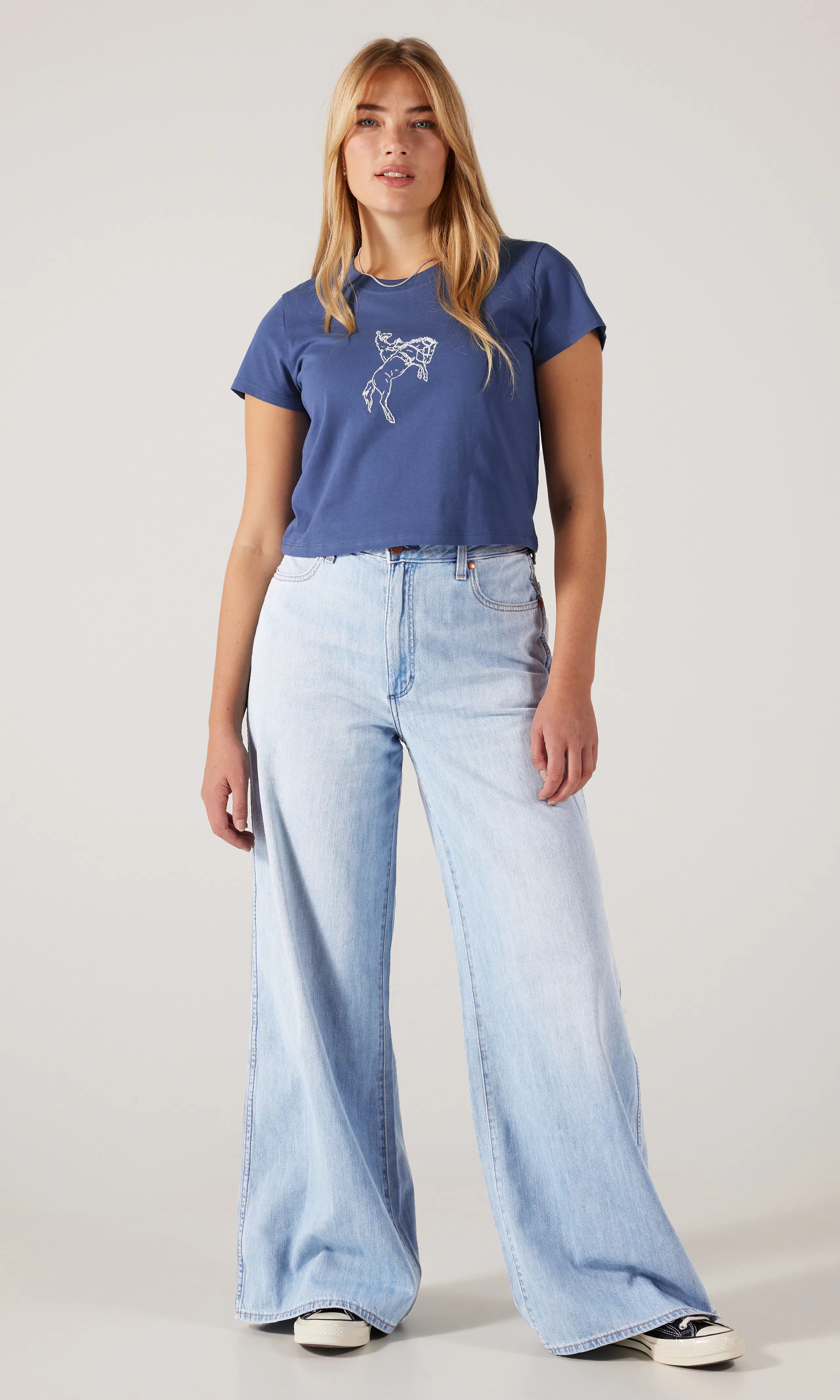 Baby Tee T-Paita. Front 1. Model.