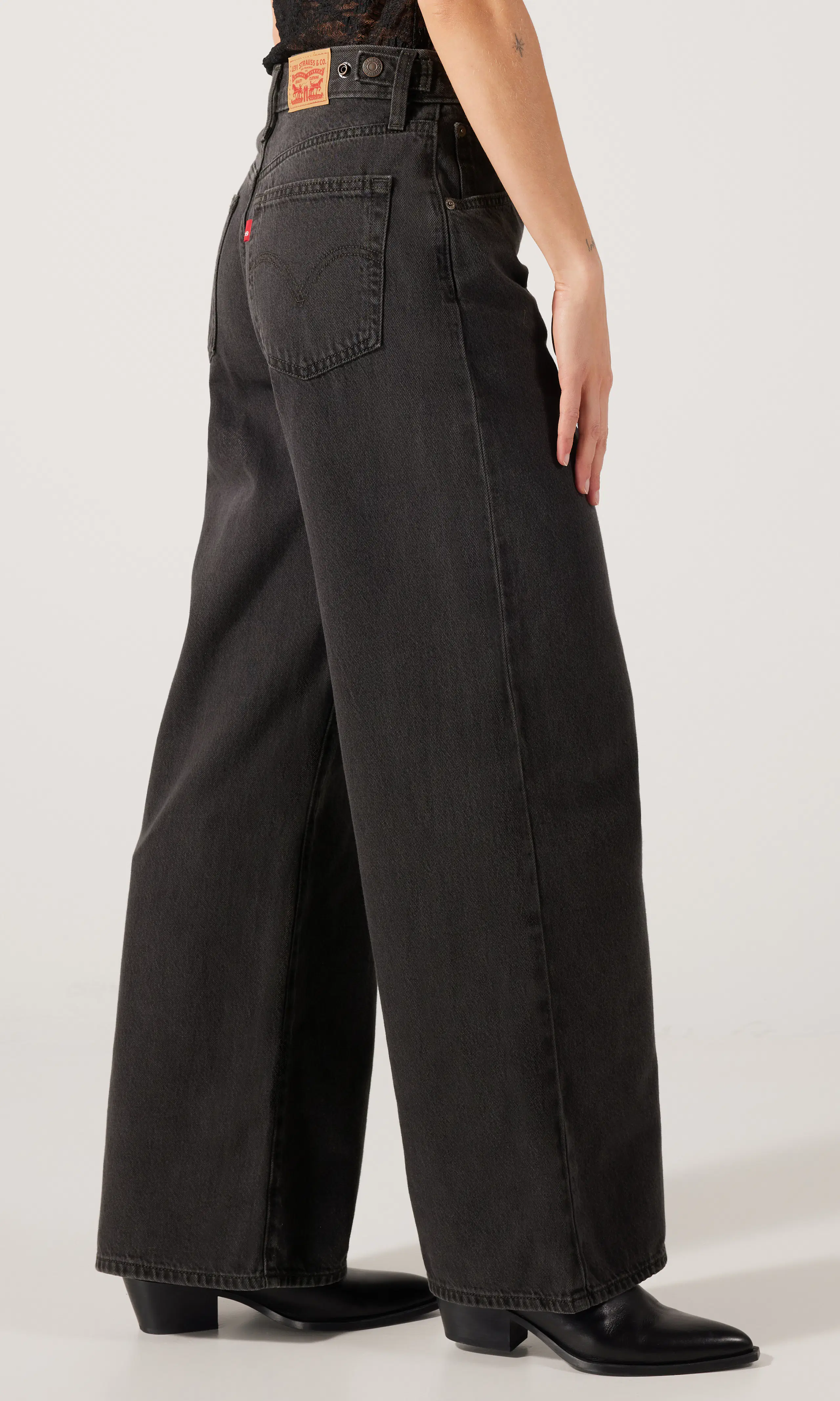 Cinch Baggy Lightweight Svarta Jeans. Front 2. Model.