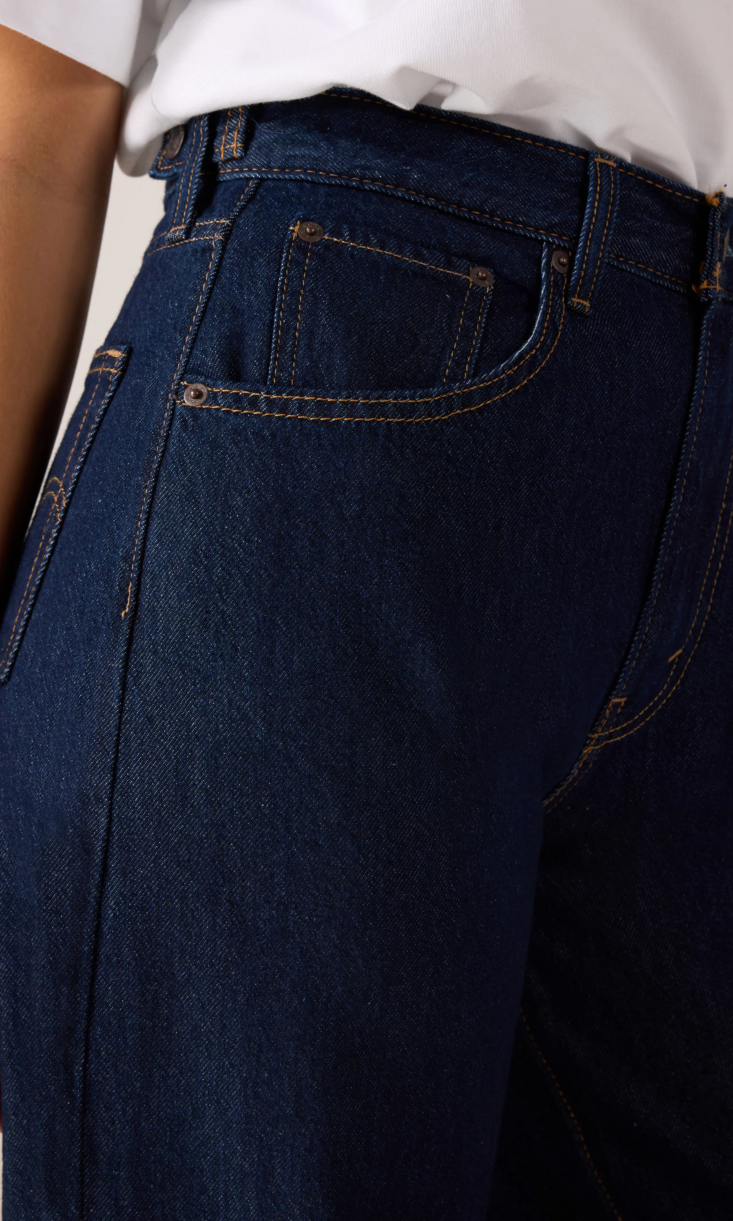 Cinch Baggy Lightweight Mörkblå Jeans. Detail 2. Model.
