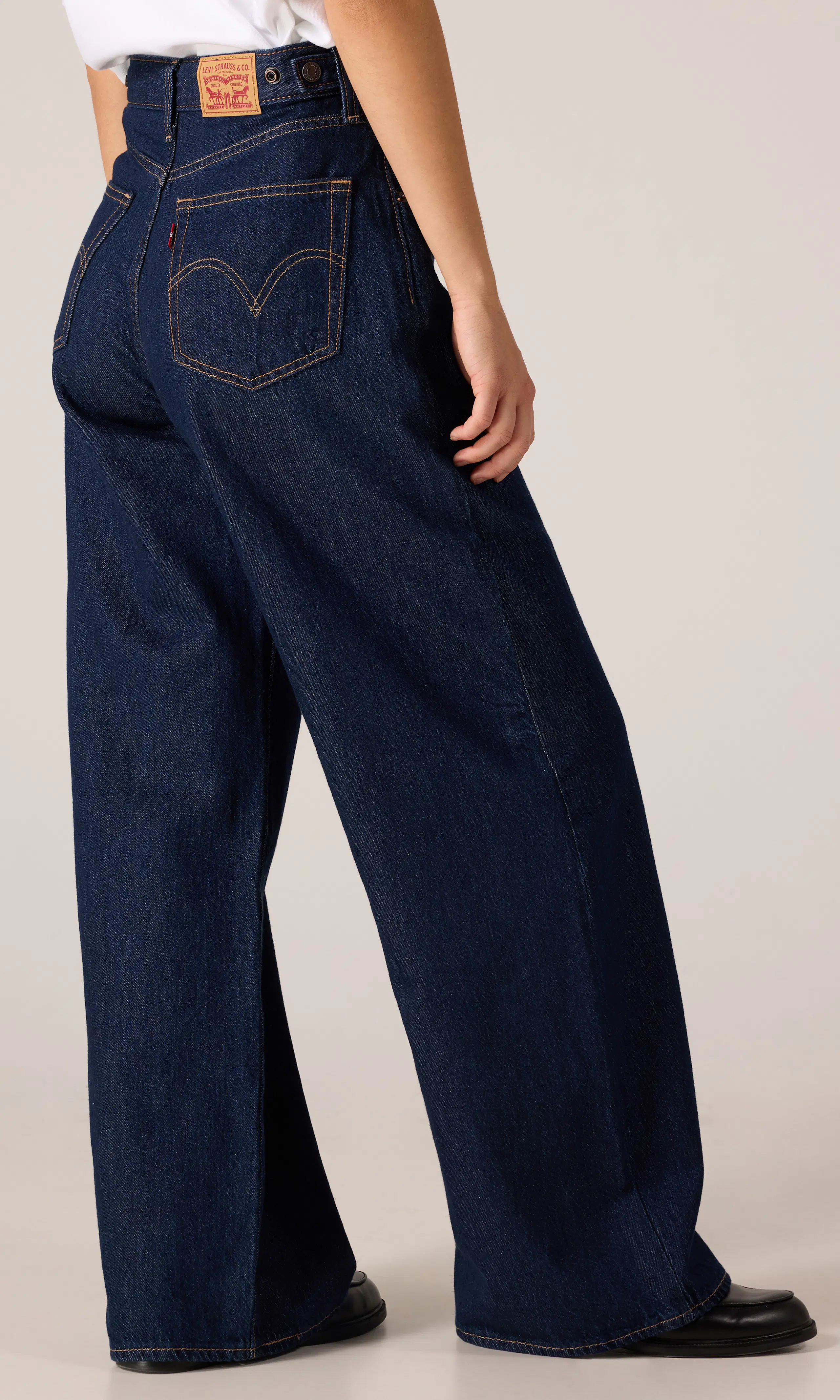 Cinch Baggy Lightweight Mörkblå Jeans. Front 2. Model.