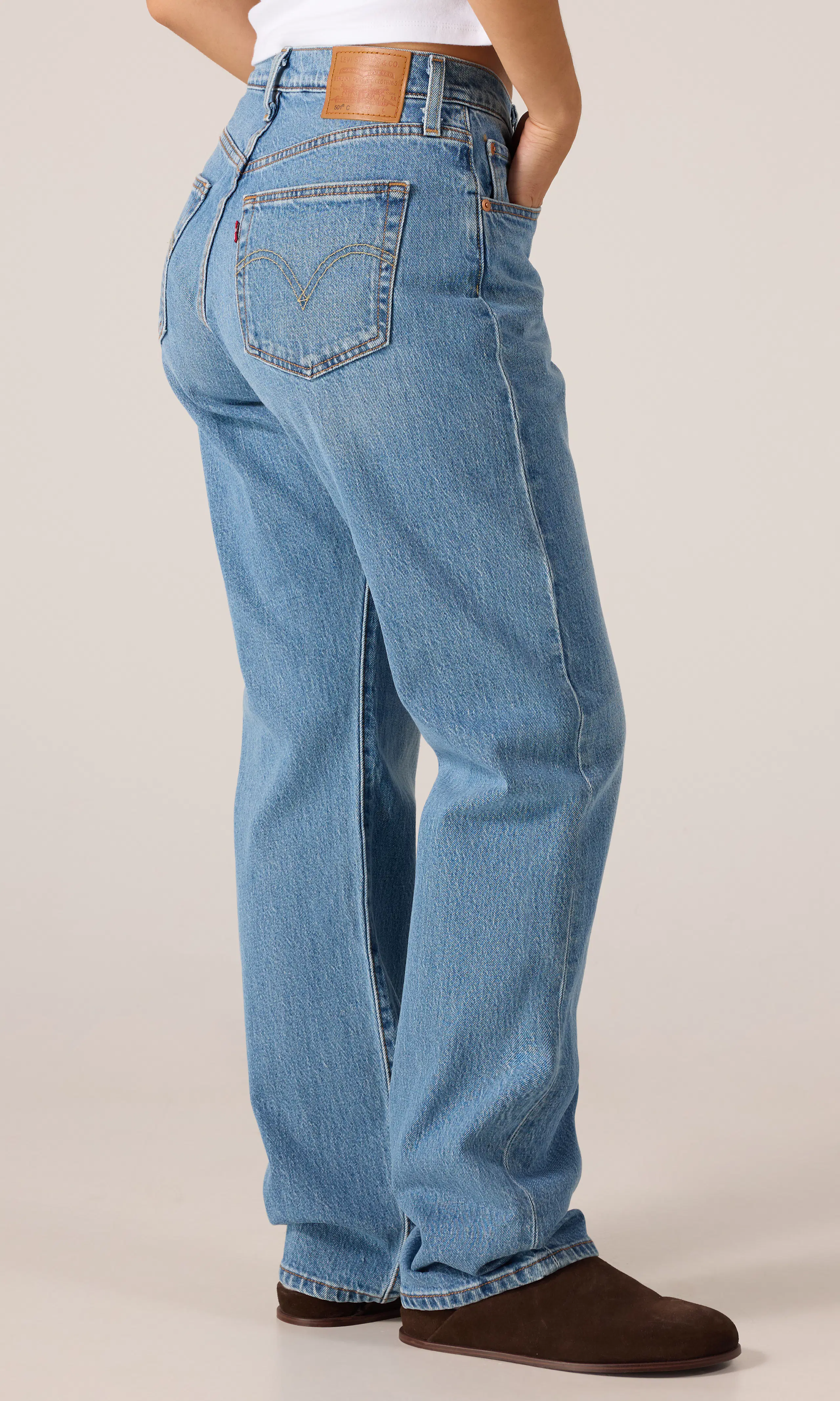 501® Curve Lys Blå Jeans. Front 2. Model.