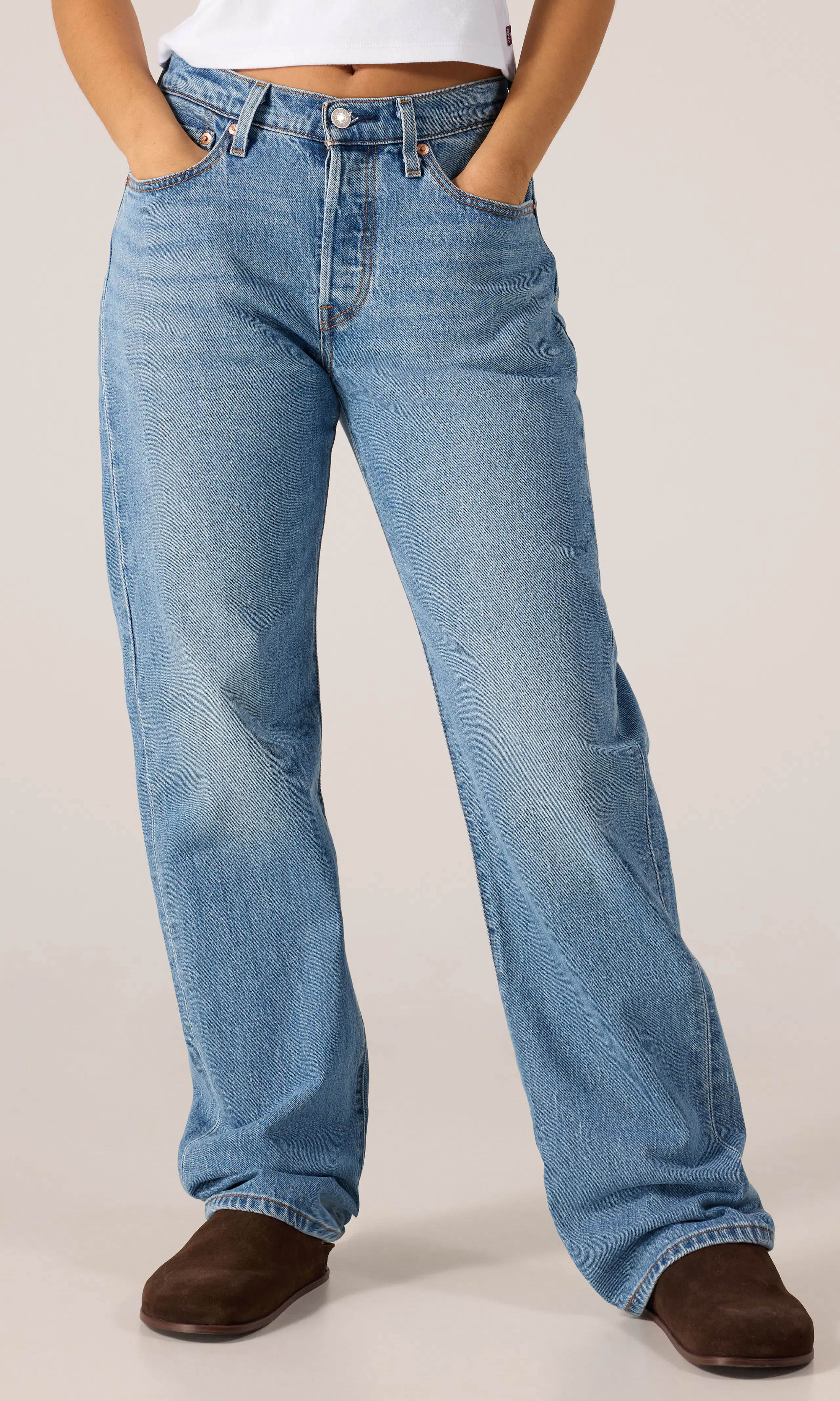 501® Curve Lys Blå Jeans. Front. Model.