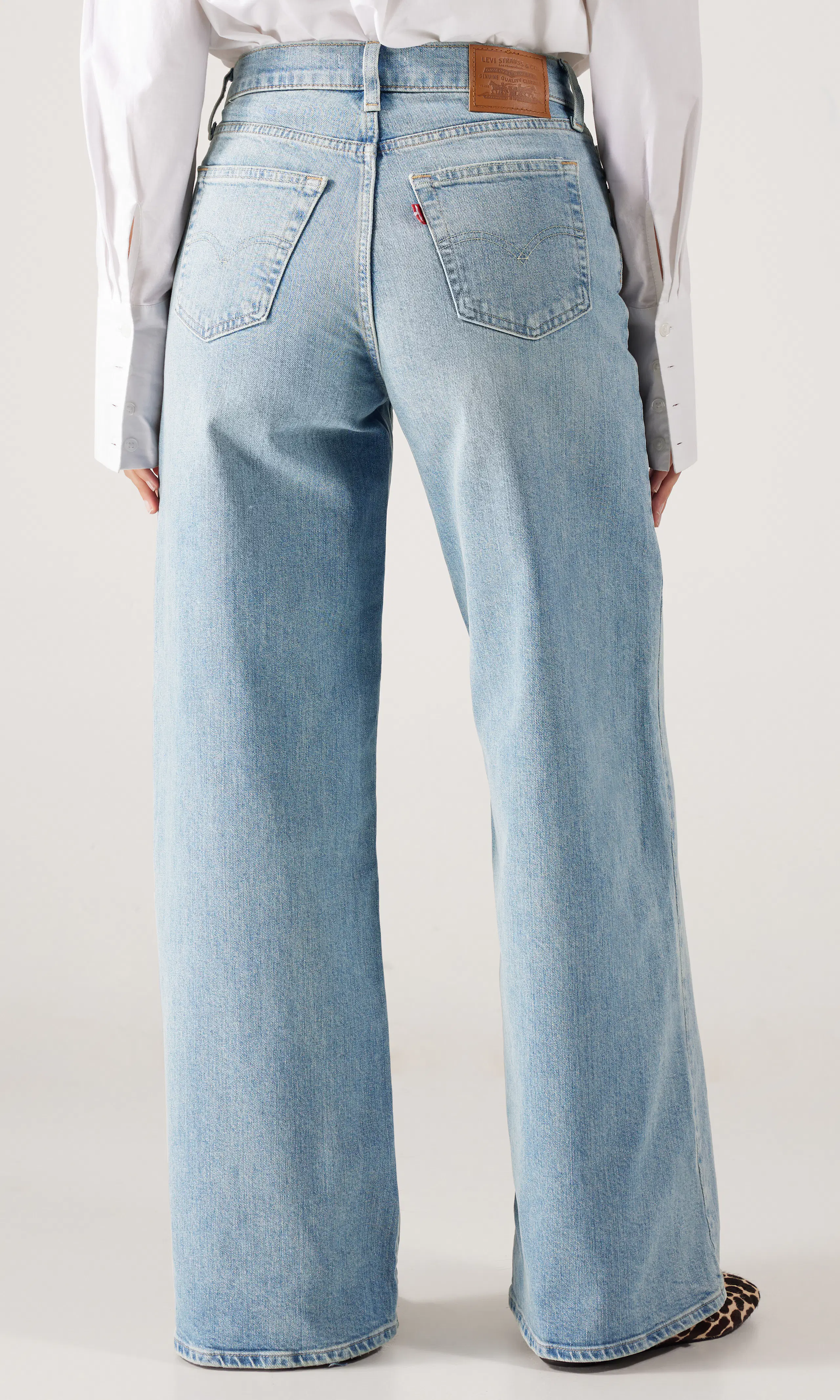 728™ High Rise Wide Leg Ljusblå  Jeans. Back. Model.