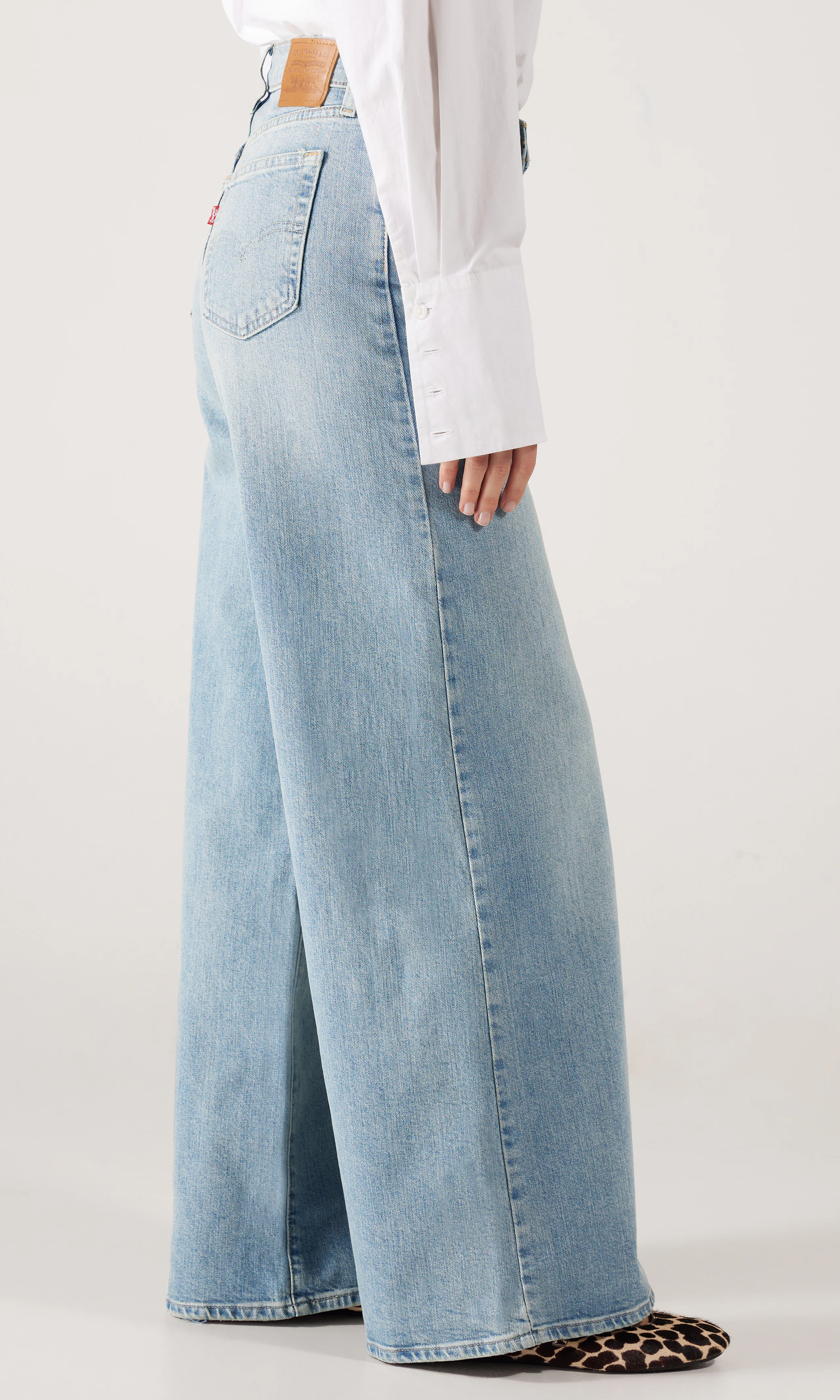 728™ High Rise Wide Leg Ljusblå  Jeans. Front 2. Model.