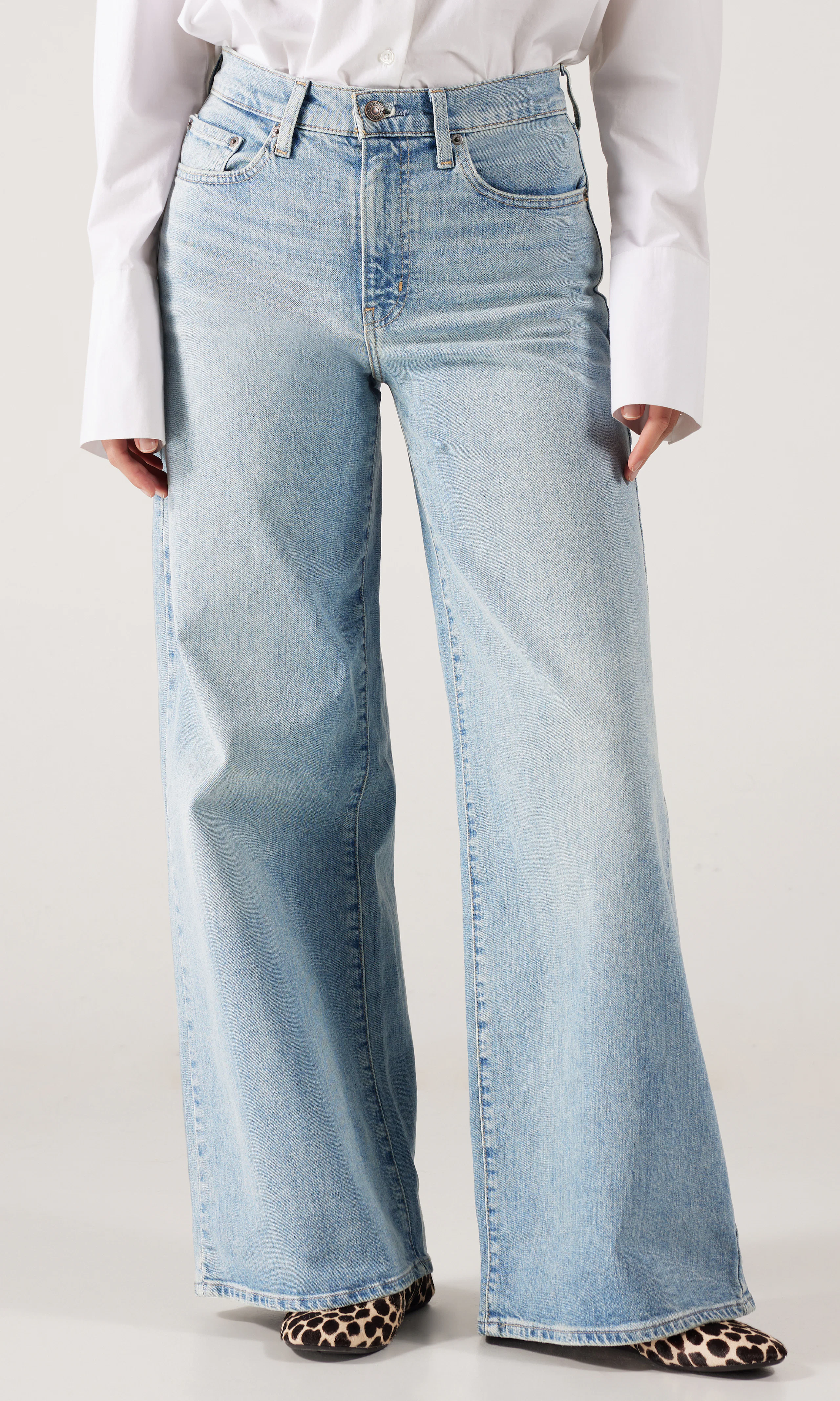 728™ High Rise Wide Leg Ljusblå Jeans. Front. Model.
