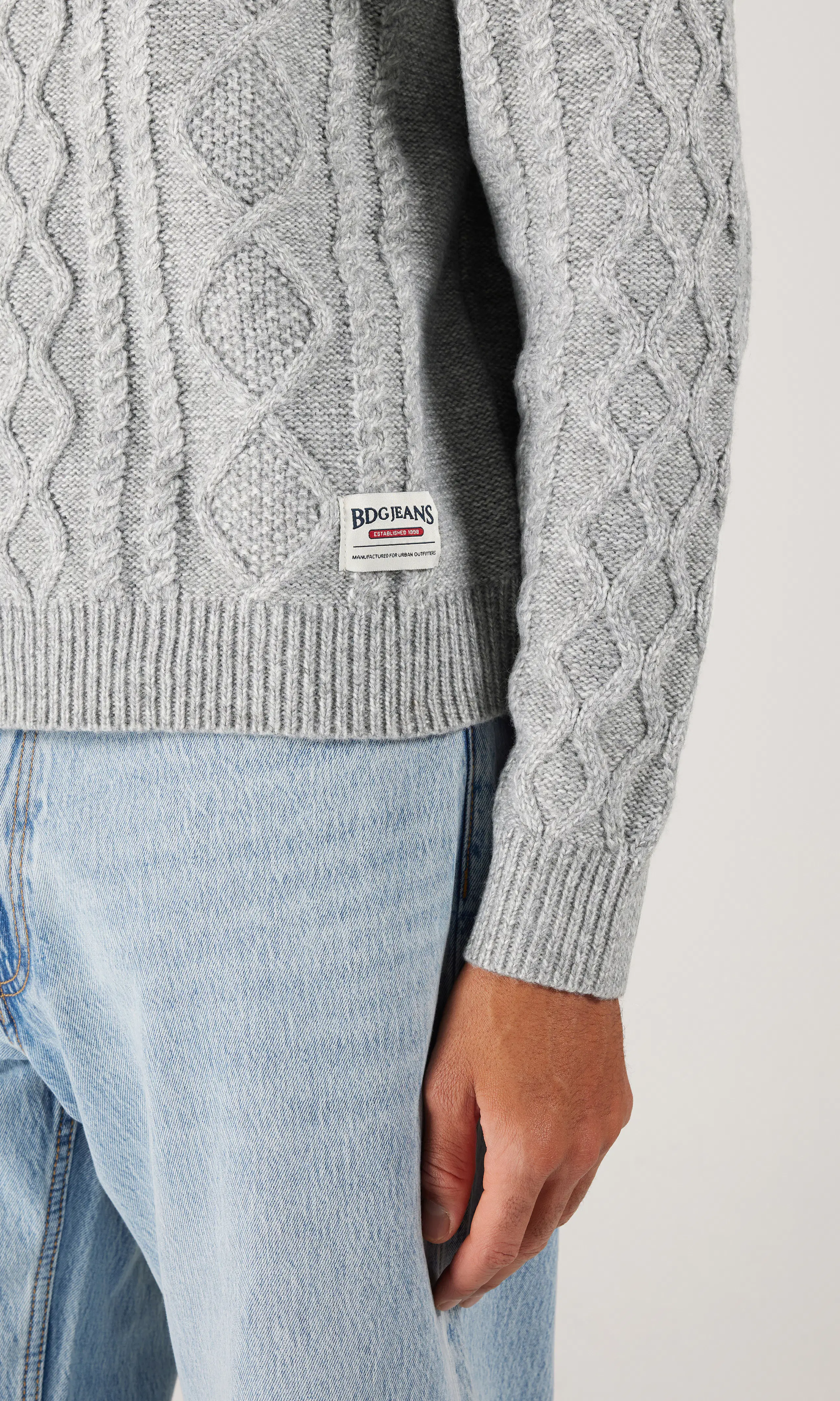 Cable Knit Harmaa Palmikkoneule. Detail 2. Model.