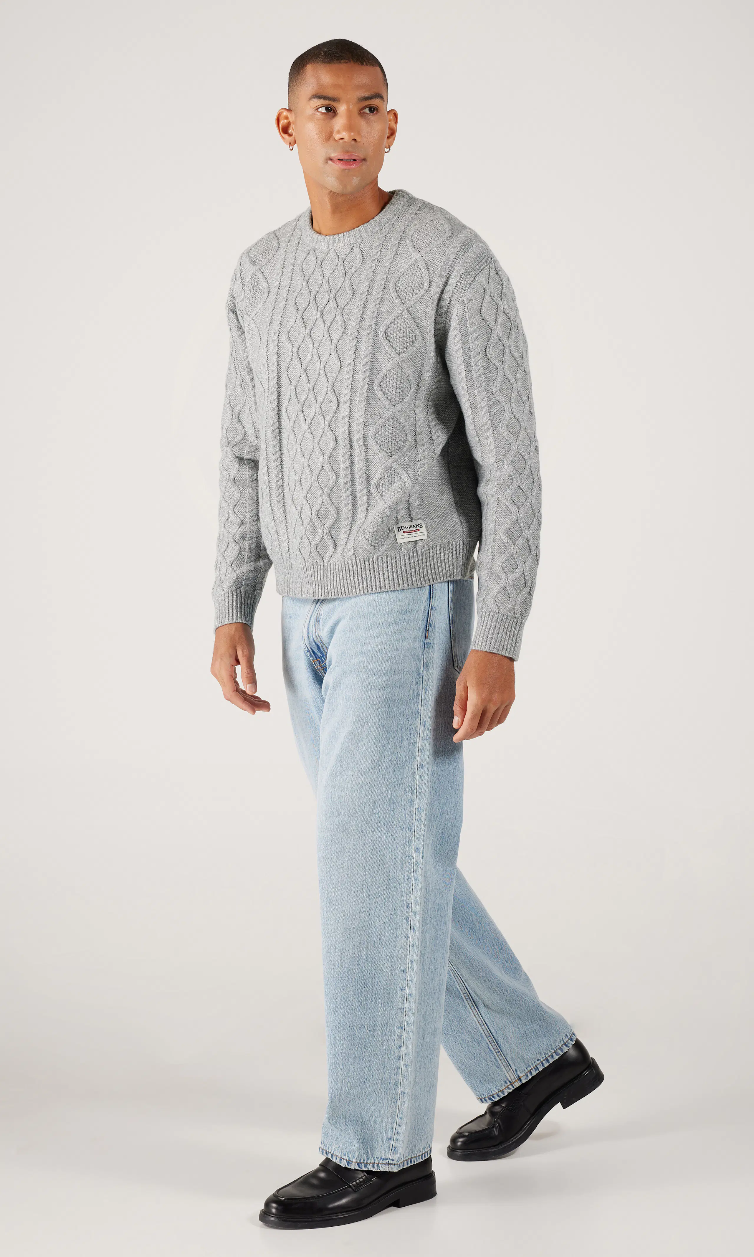 Cable Knit Harmaa Palmikkoneule. Front 1. Model.
