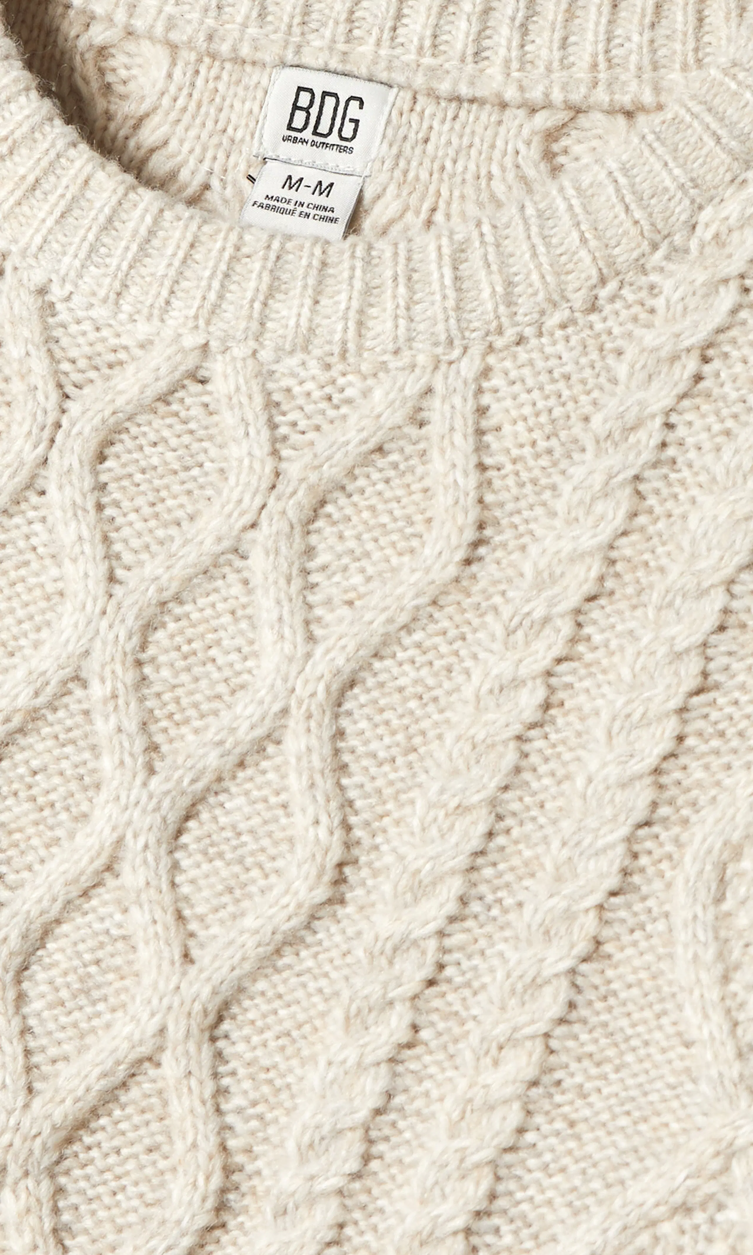 Cable Knit Valkoinen Palmikkoneule. Detail 1. Flat.