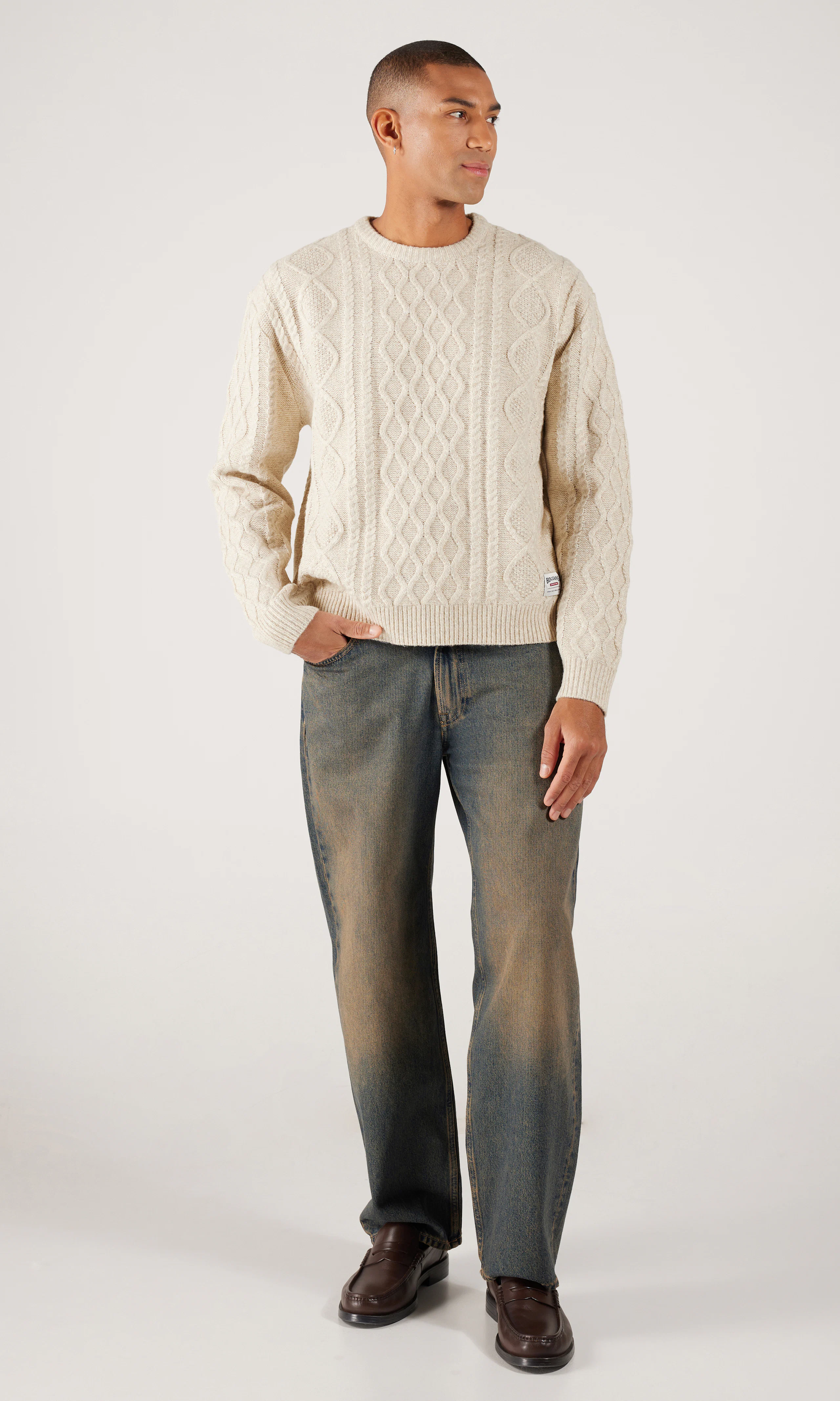 Cable Knit Valkoinen Palmikkoneule. Front 1. Model.