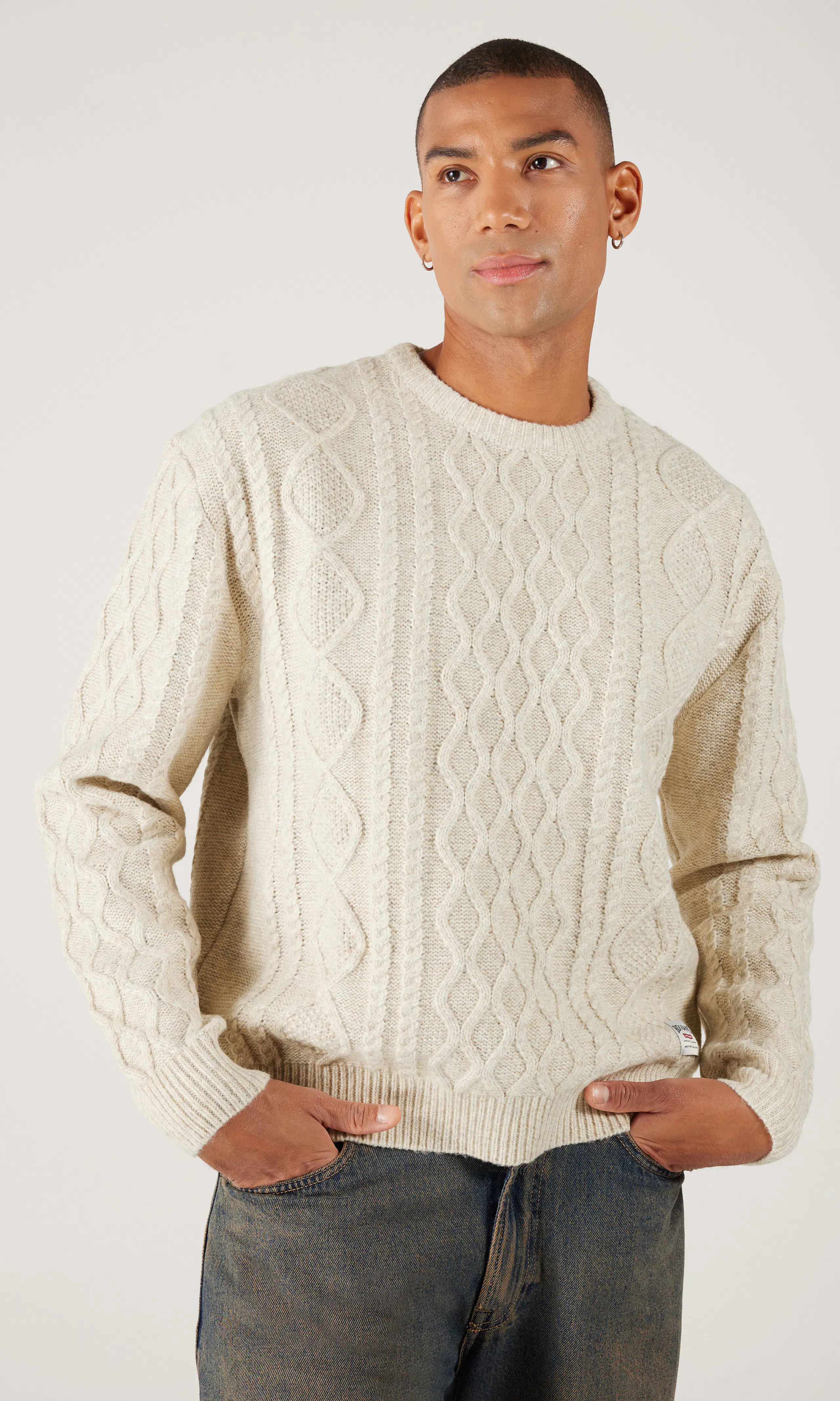 Cable Knit Valkoinen Palmikkoneule. Front. Model.