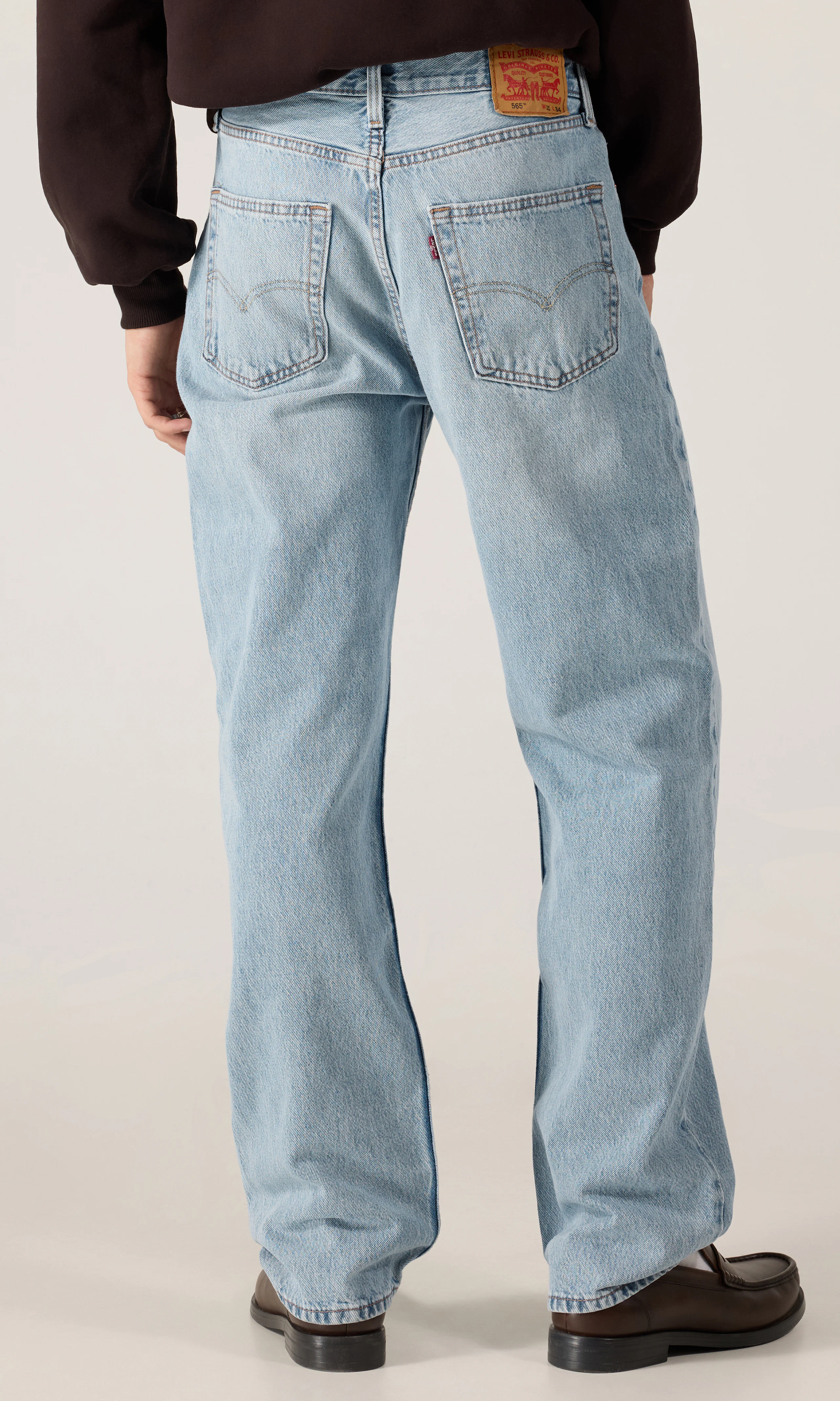565™ Loose Straight Vaaleansiniset Farkut. Back. Model.