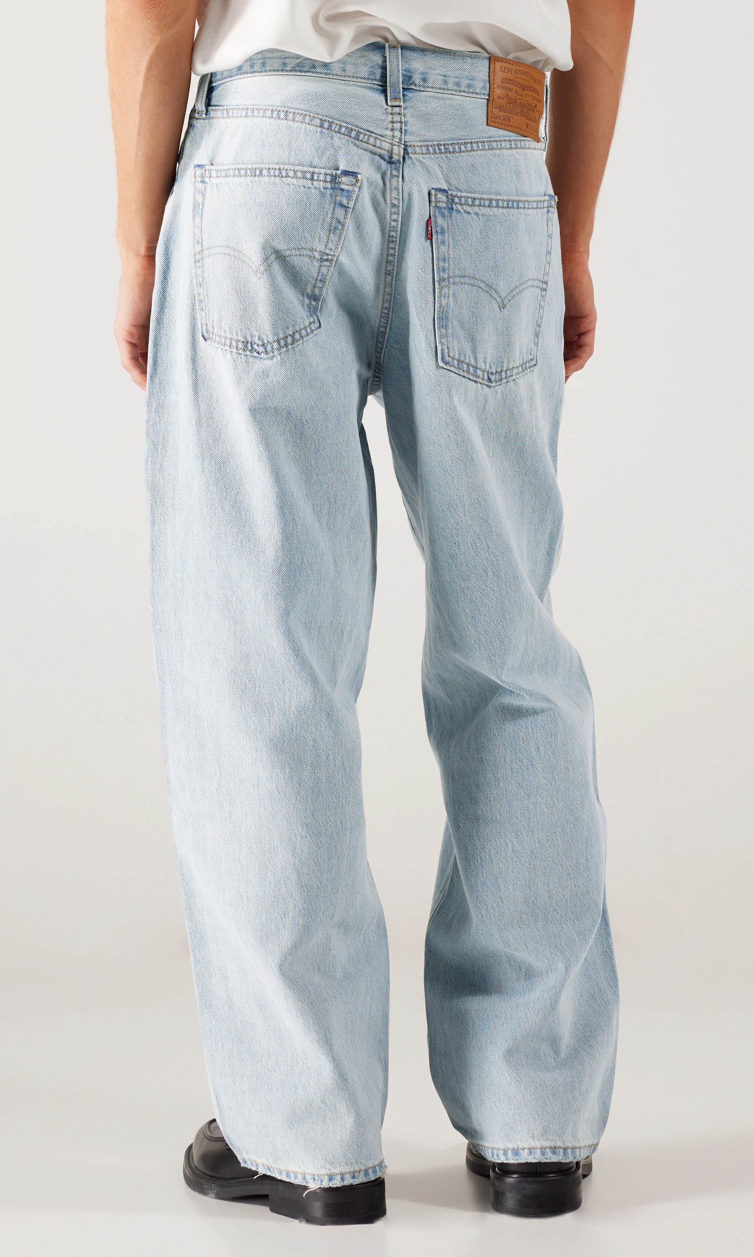 578™ Baggy Vaaleansiniset Farkut. Back. Model.