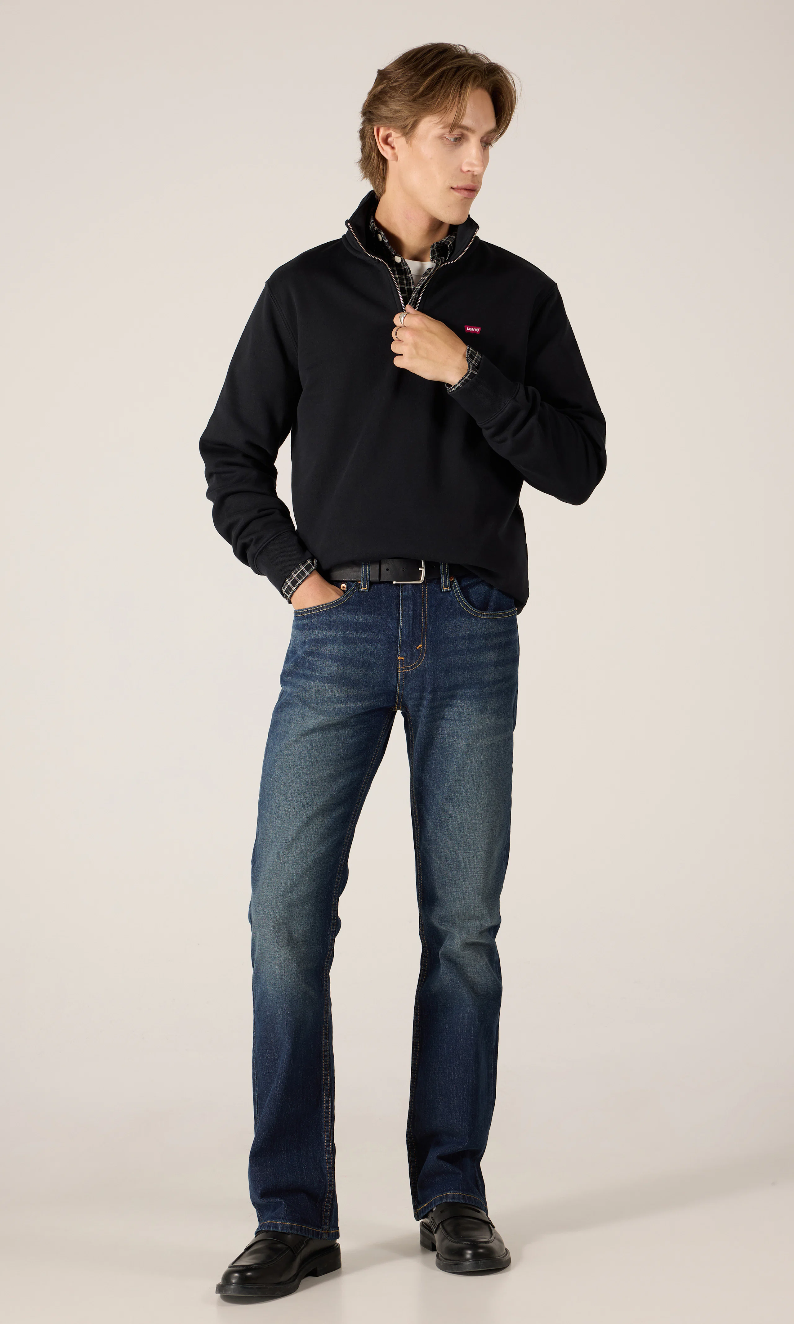 Orginal Housemark Quarter-zip Svart Genser. Front 1. Model.
