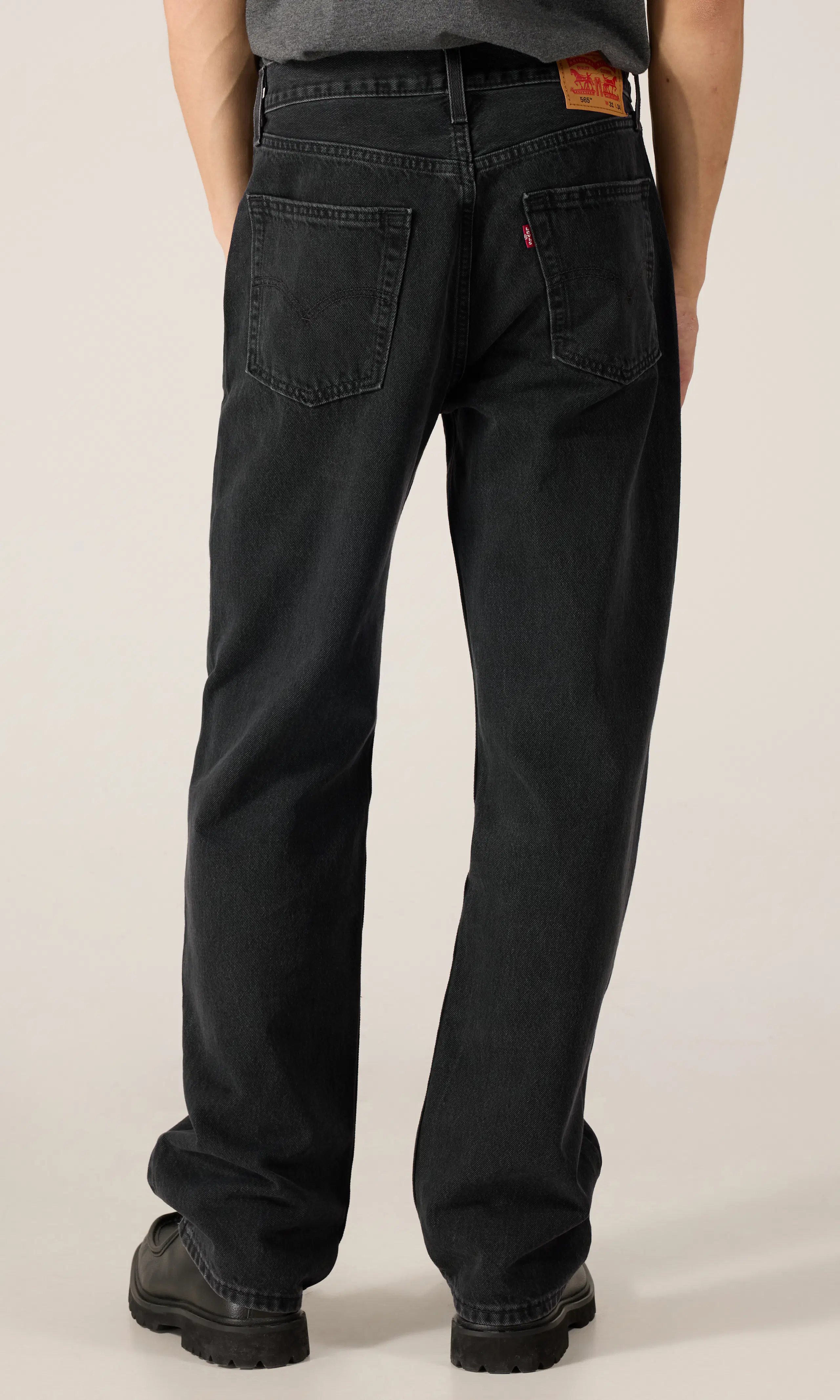 565™ Loose Straight Svart Jeans. Back. Model.