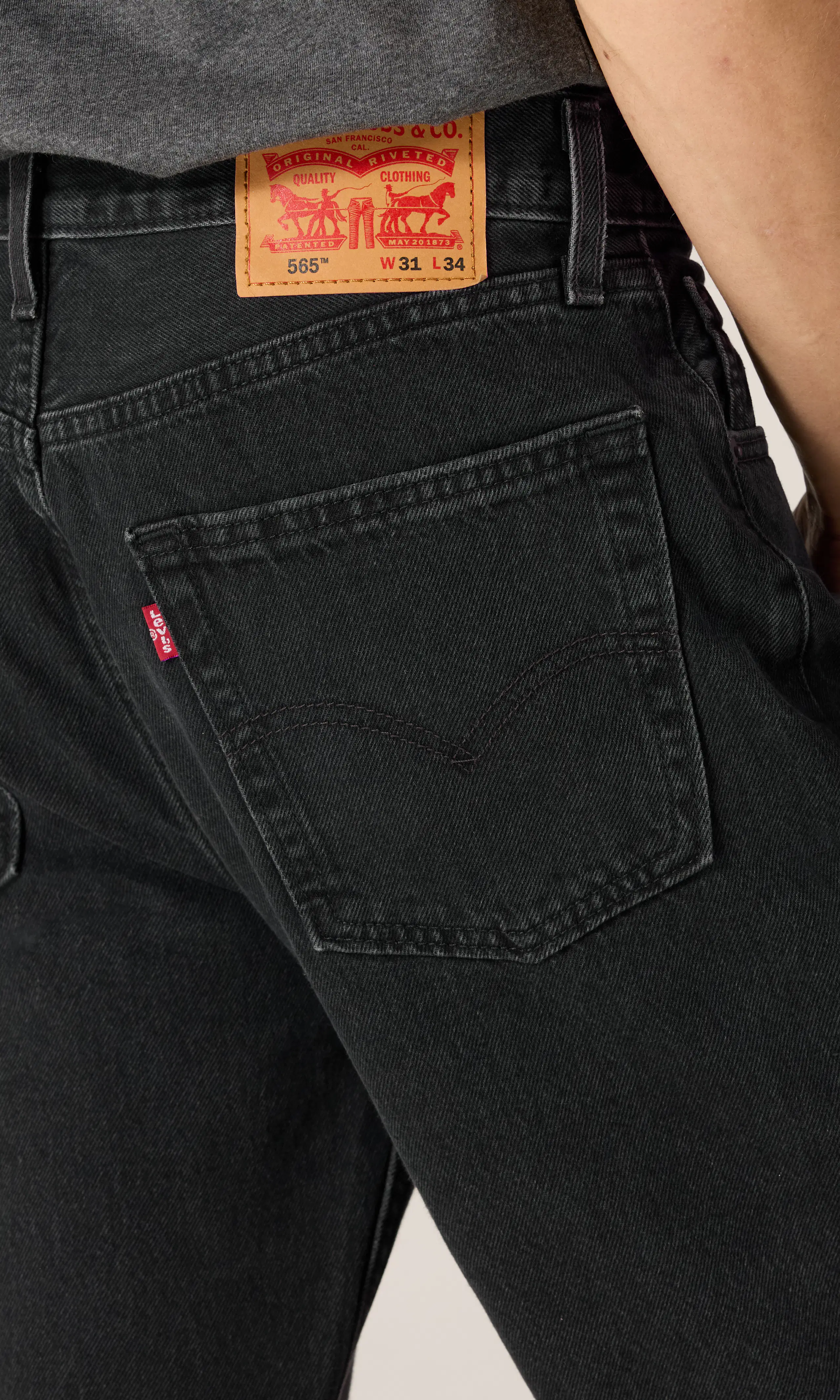 565™ Loose Straight Svart Jeans. Detail 1. Model.