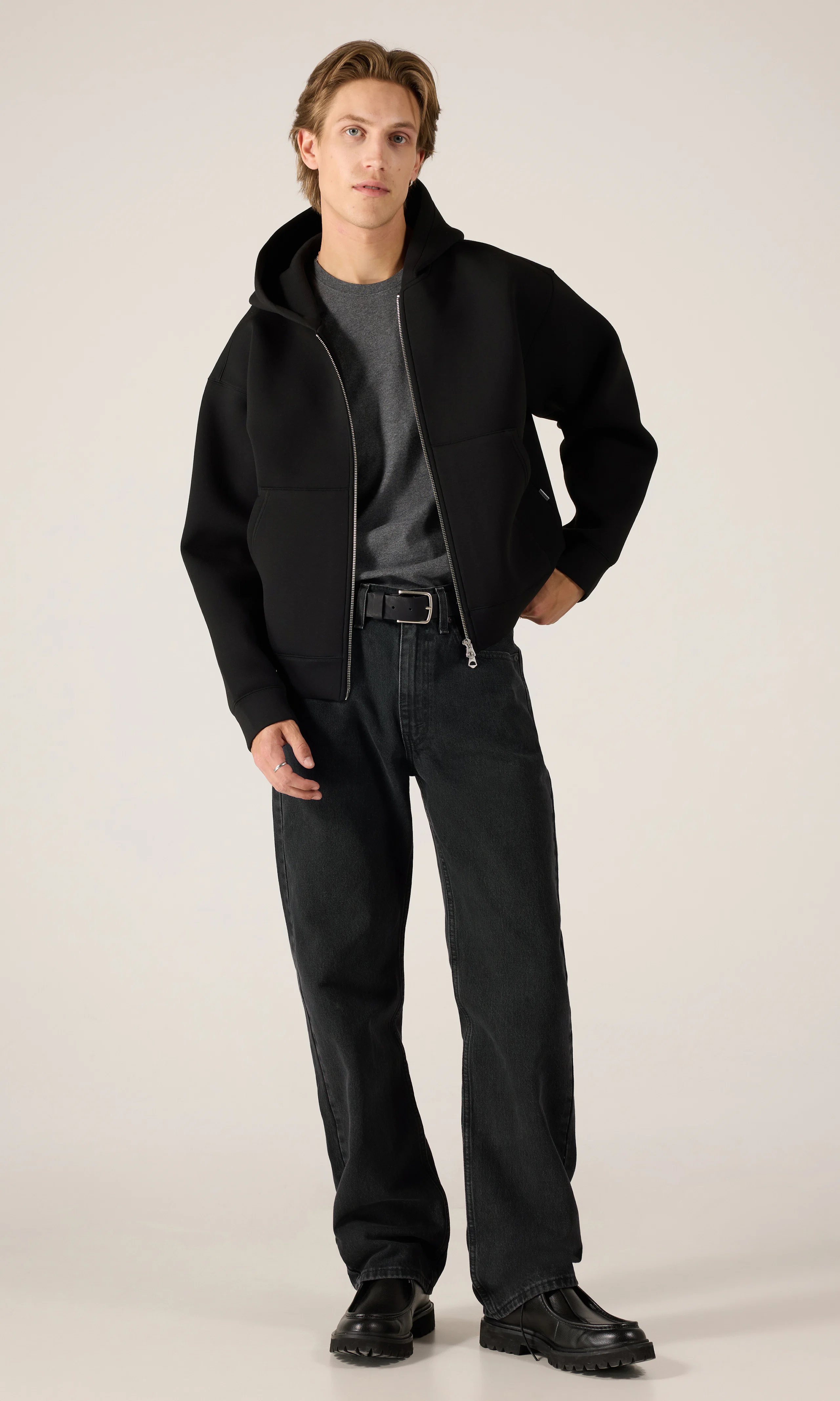 565™ Loose Straight Svart Jeans. Front 1. Model.