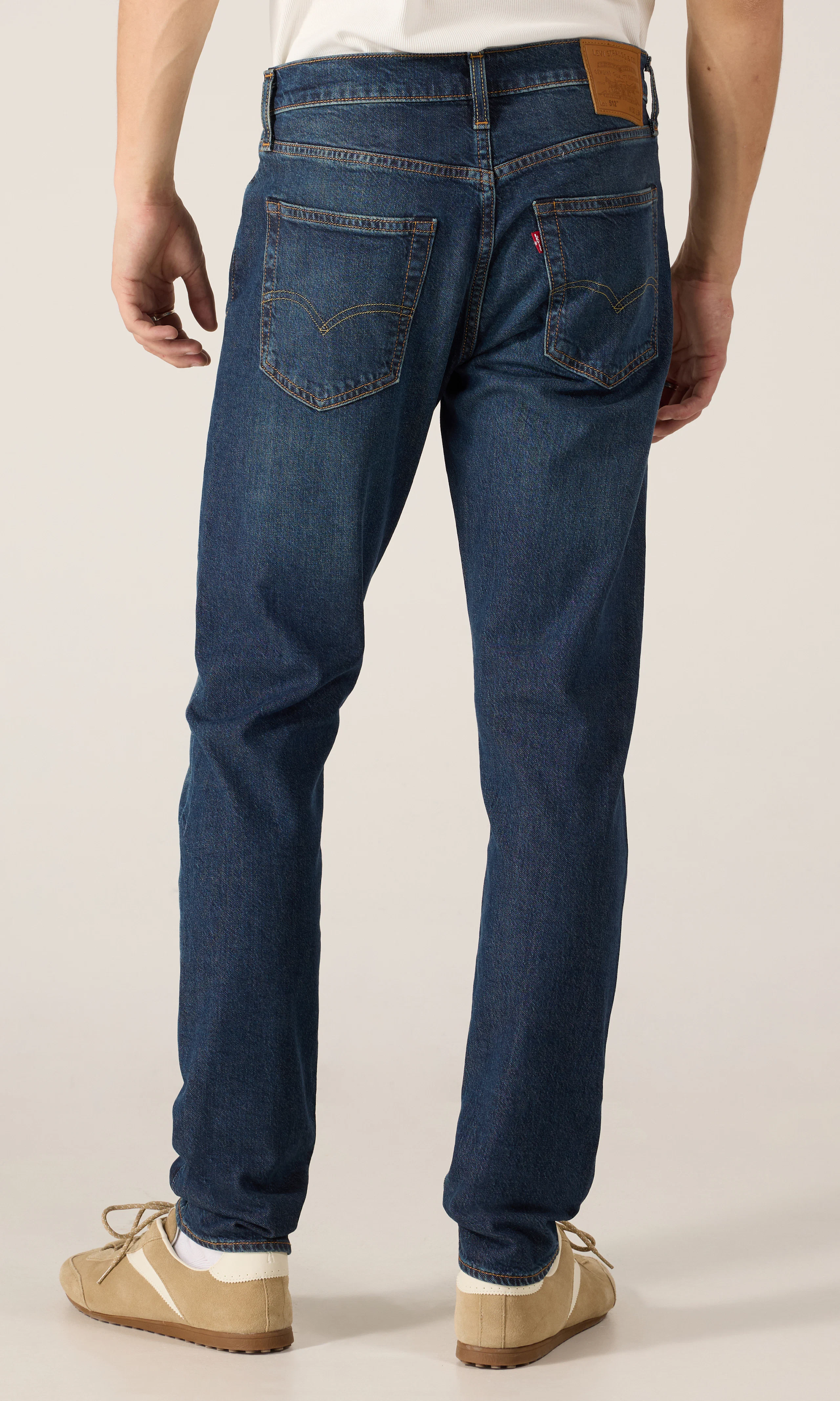 512™ Slim Tapered Mörkblå Jeans. Back. Model.