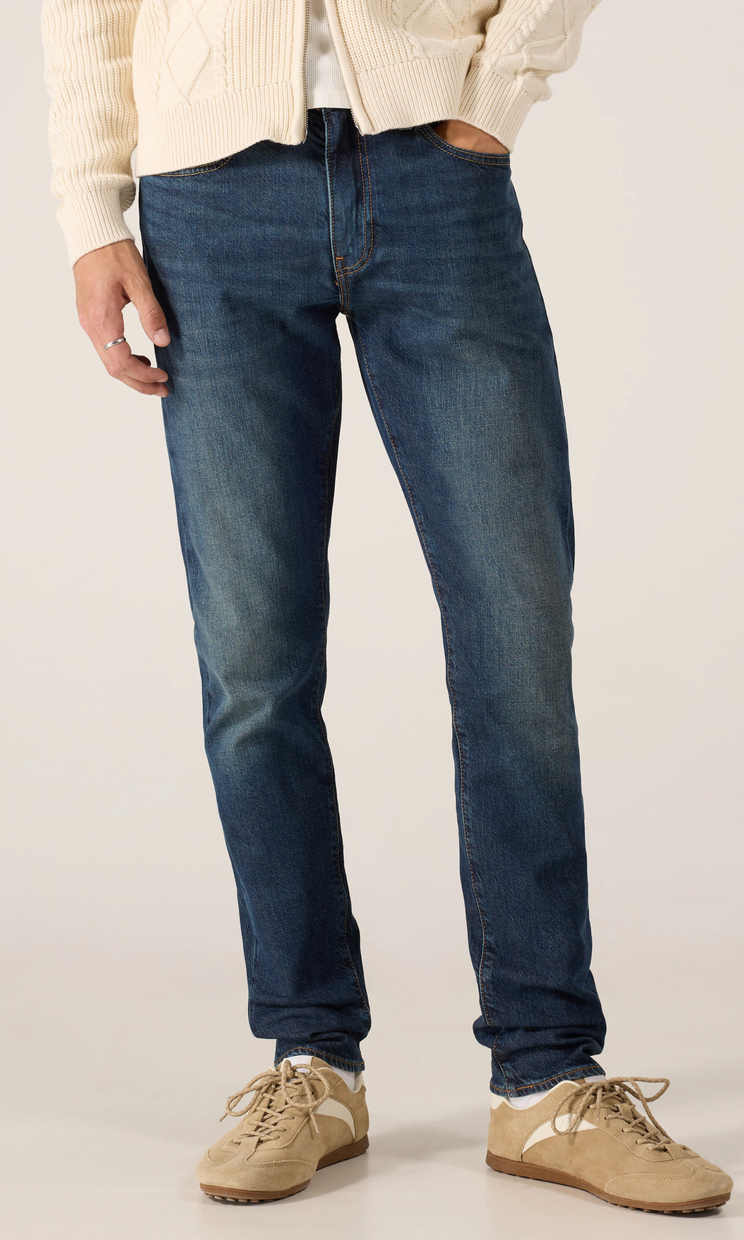512™ Slim Tapered Mörkblå Jeans. Front. Model.