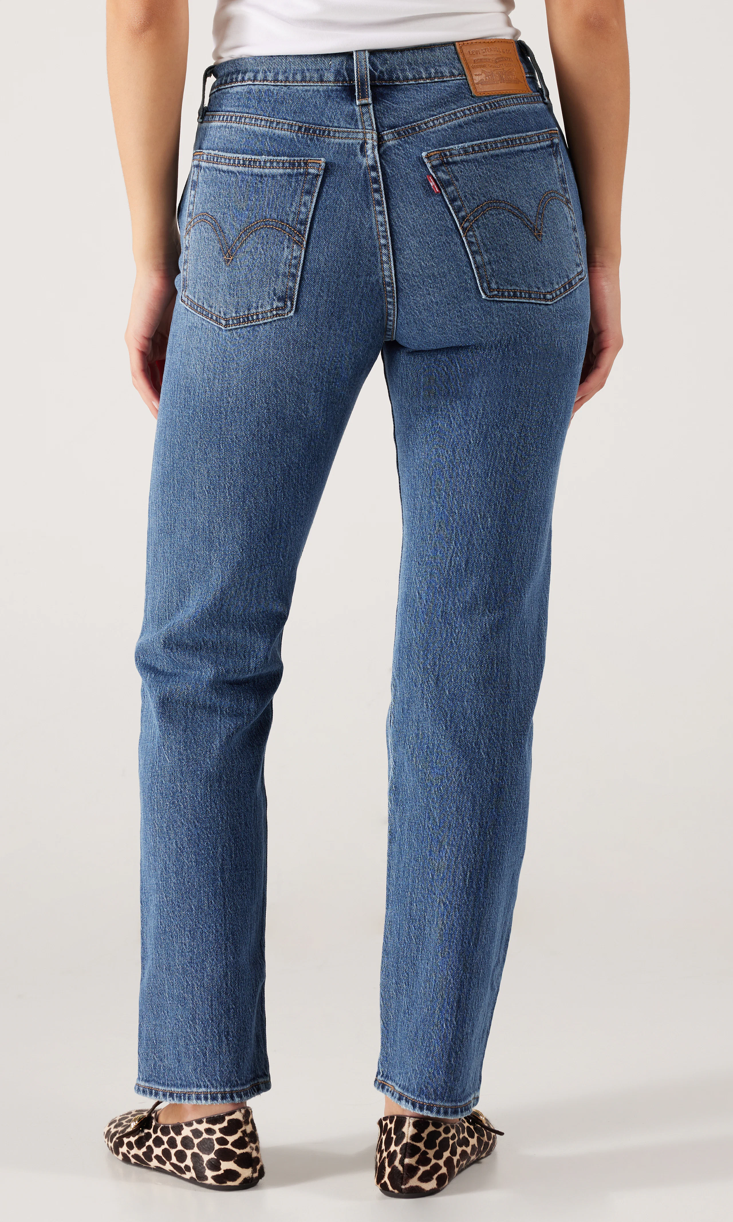 Wedgie Straight Medium Blå Jeans. Back. Model.