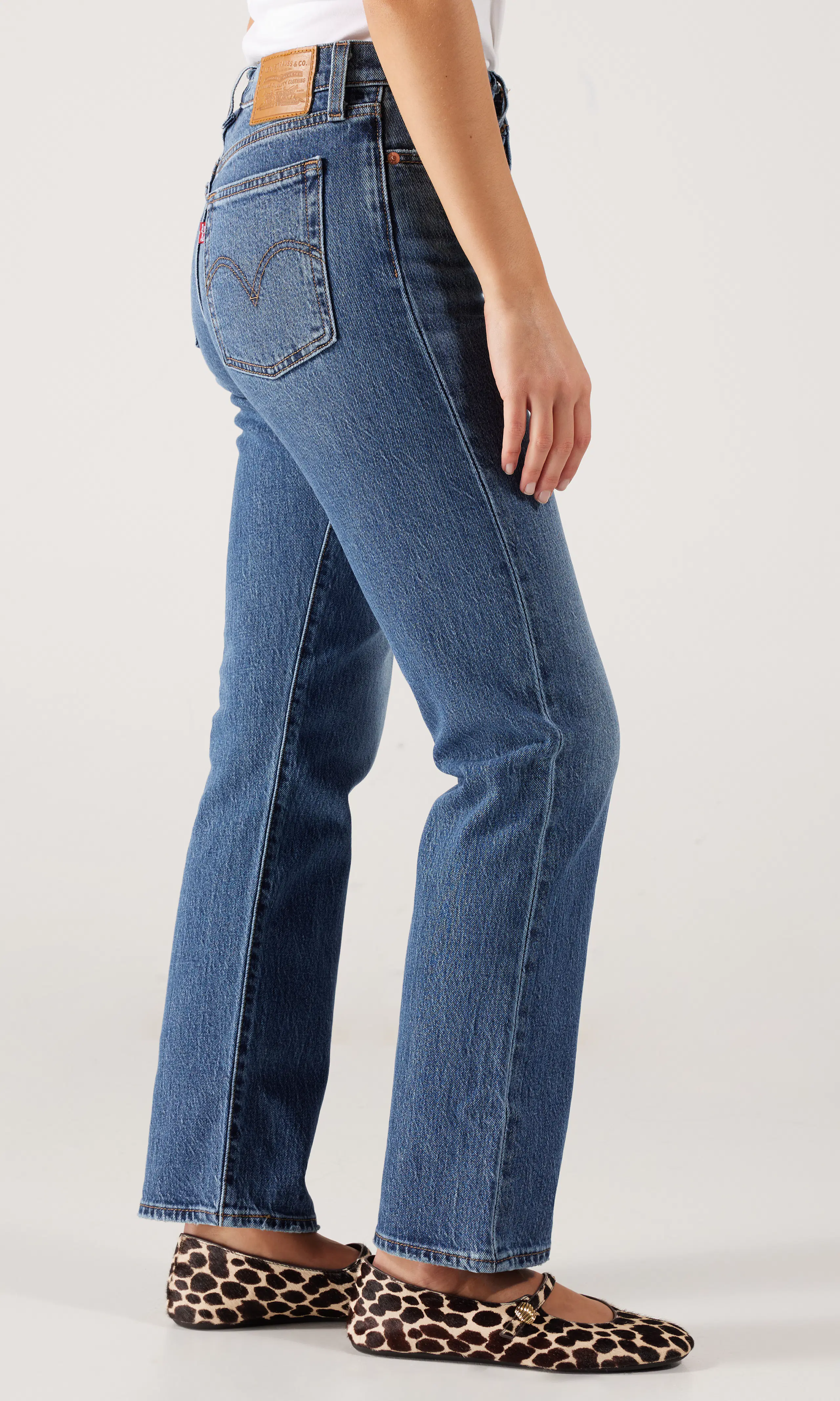 Wedgie Straight Medium Blå Jeans. Front 2. Model.