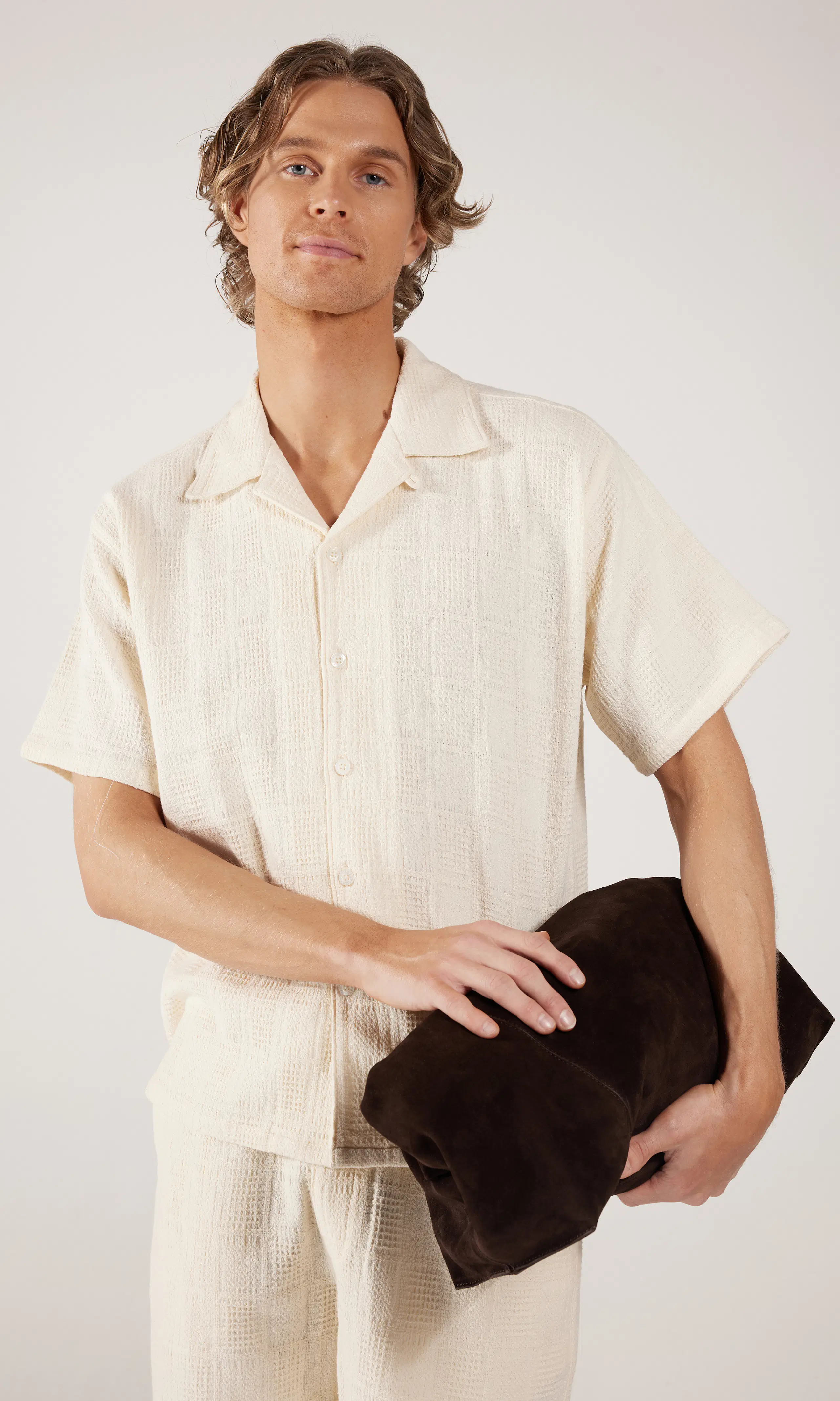 Checkers Skjorte. Front. Model.