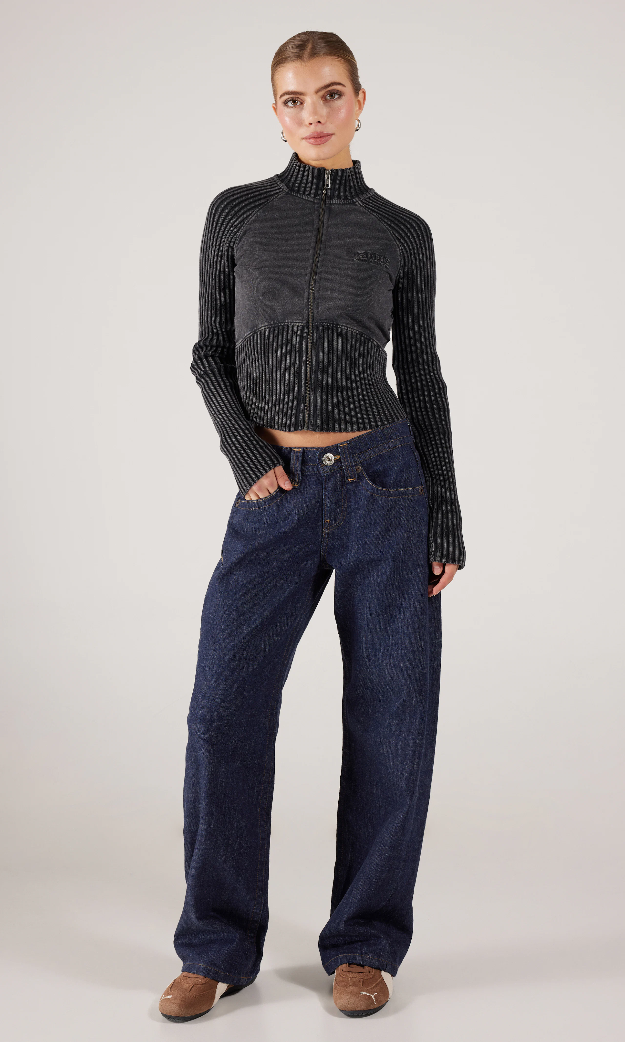 Tina Knit Sleeve Zip Up Track Svart Strikket Cardigan. Front 1. Model.