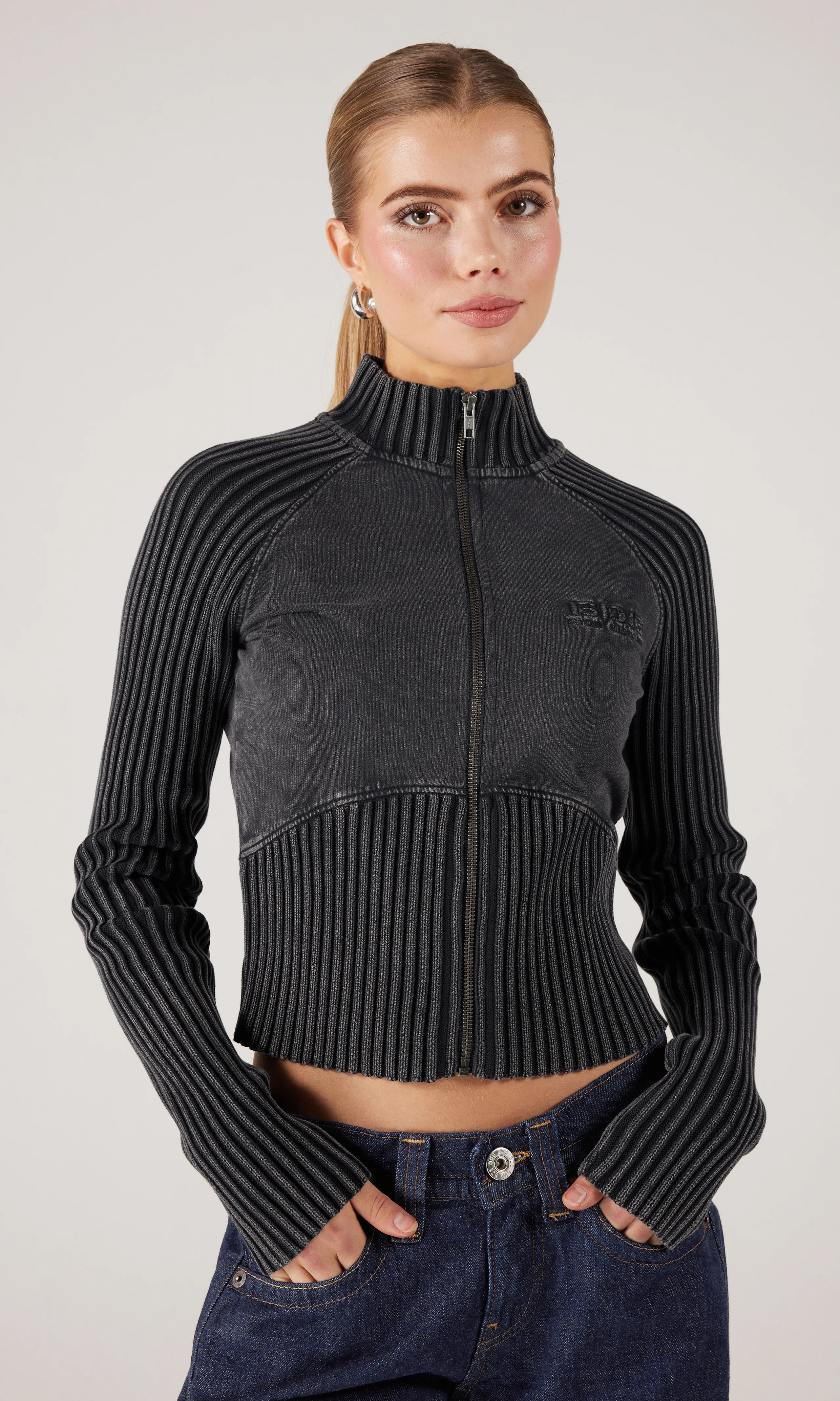 Tina Knit Sleeve Zip Up Track Svart Strikket Cardigan. Front. Model.