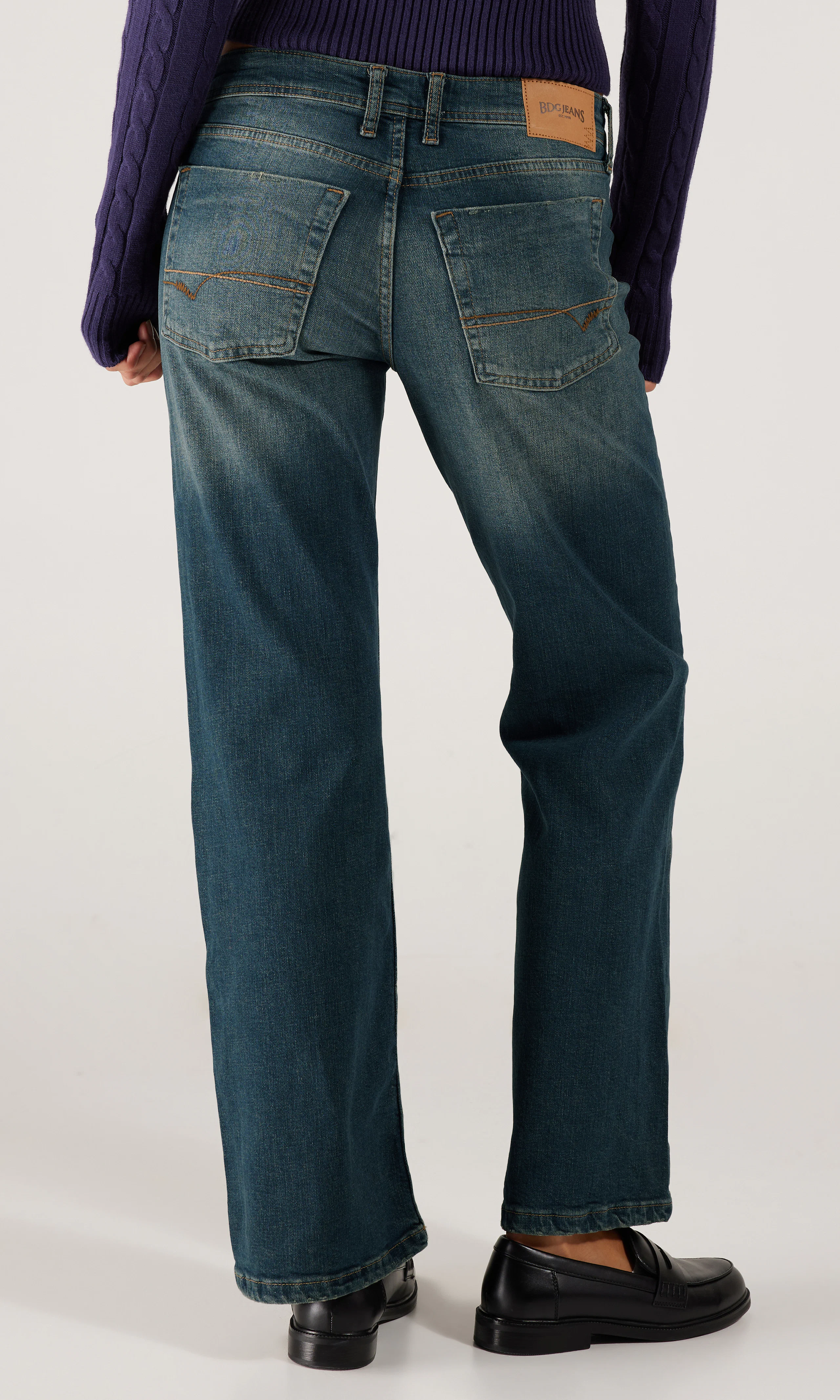 Teo Relaxed Flare Mörkblå Jeans. Back. Model.