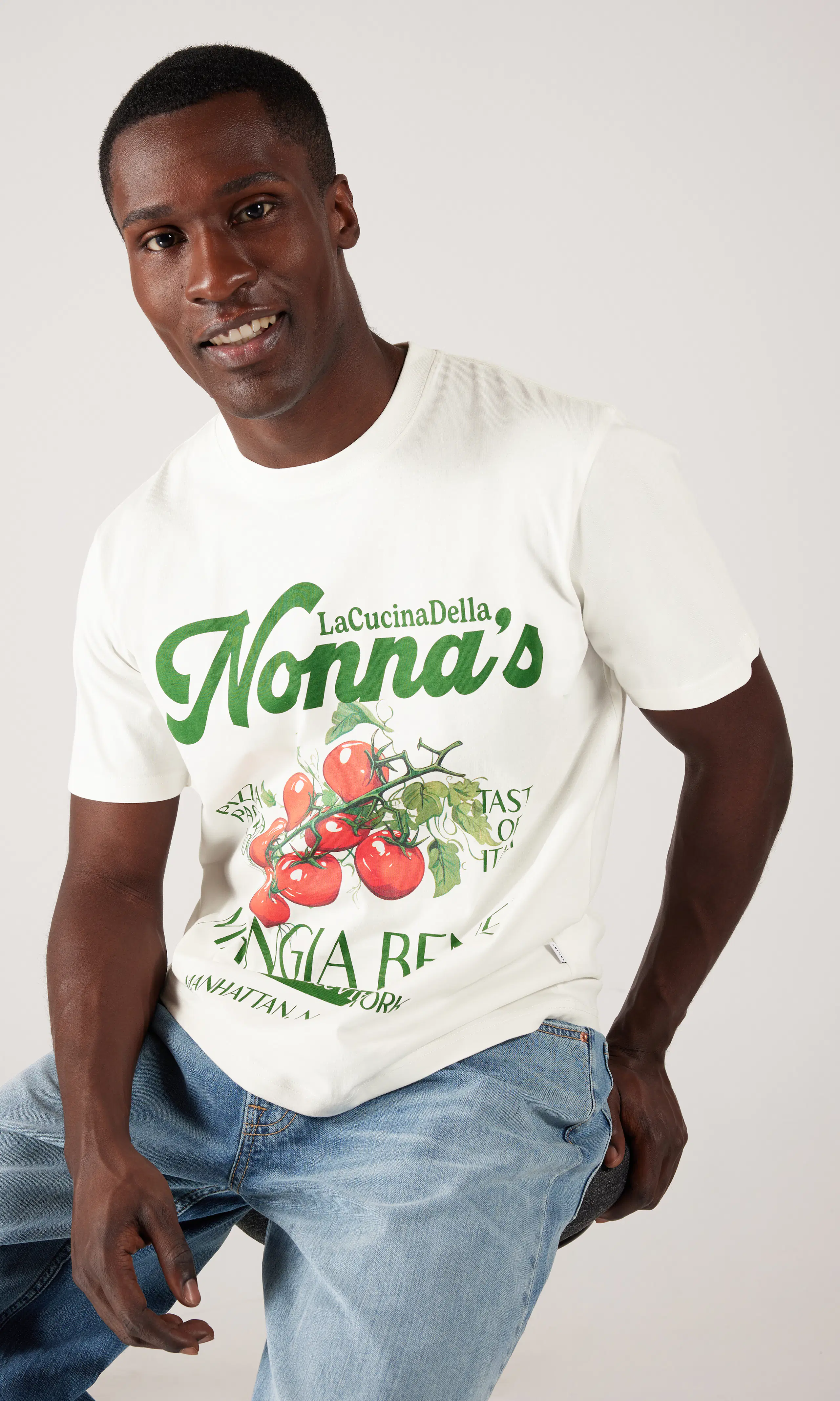Nonna T-Paita. Front. Model.