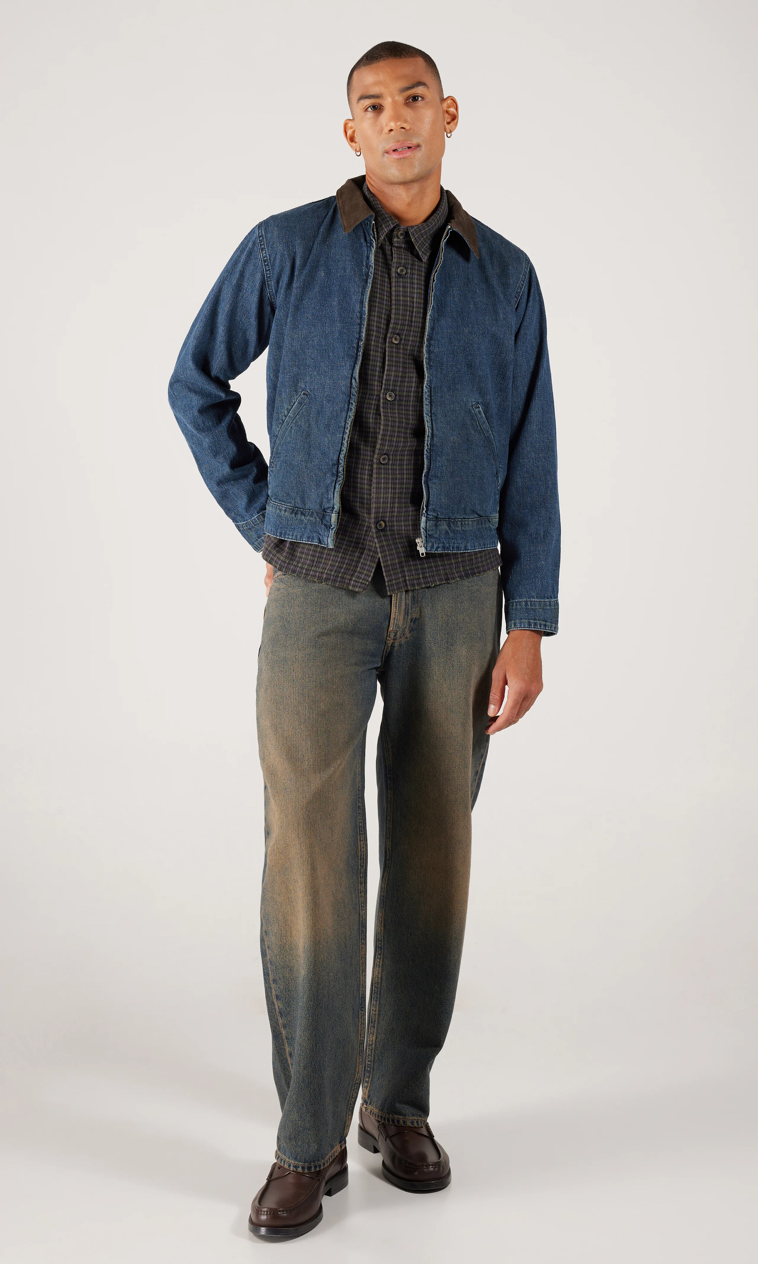 Harrington Medium Blå Denim Jacka. Front 1. Model.