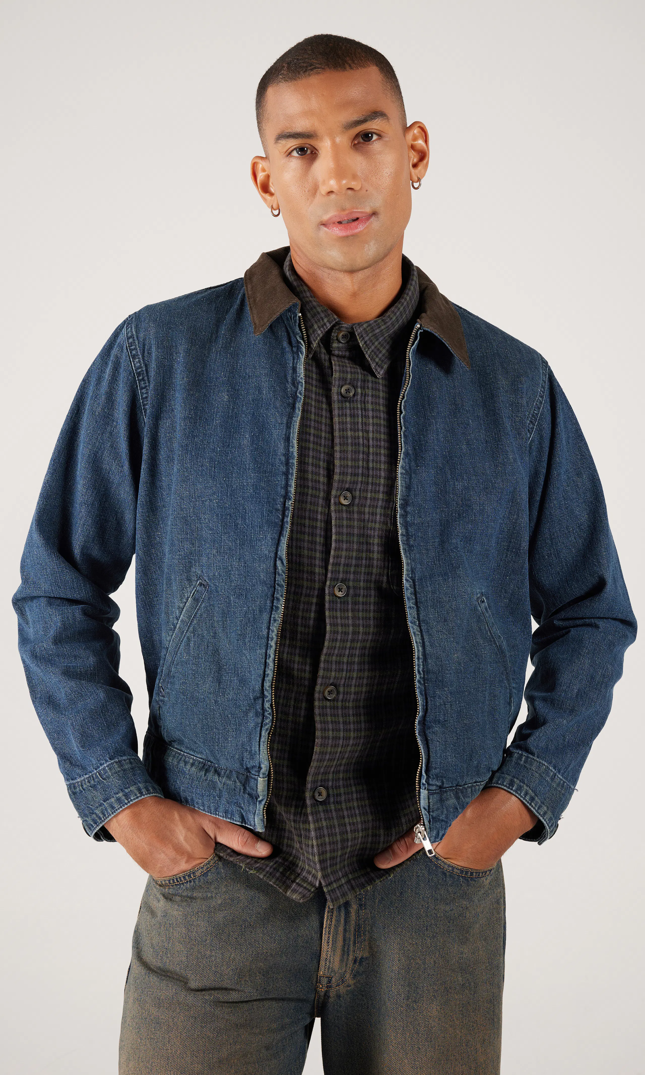 Harrington Medium Blå Denim Jacka. Front. Model.