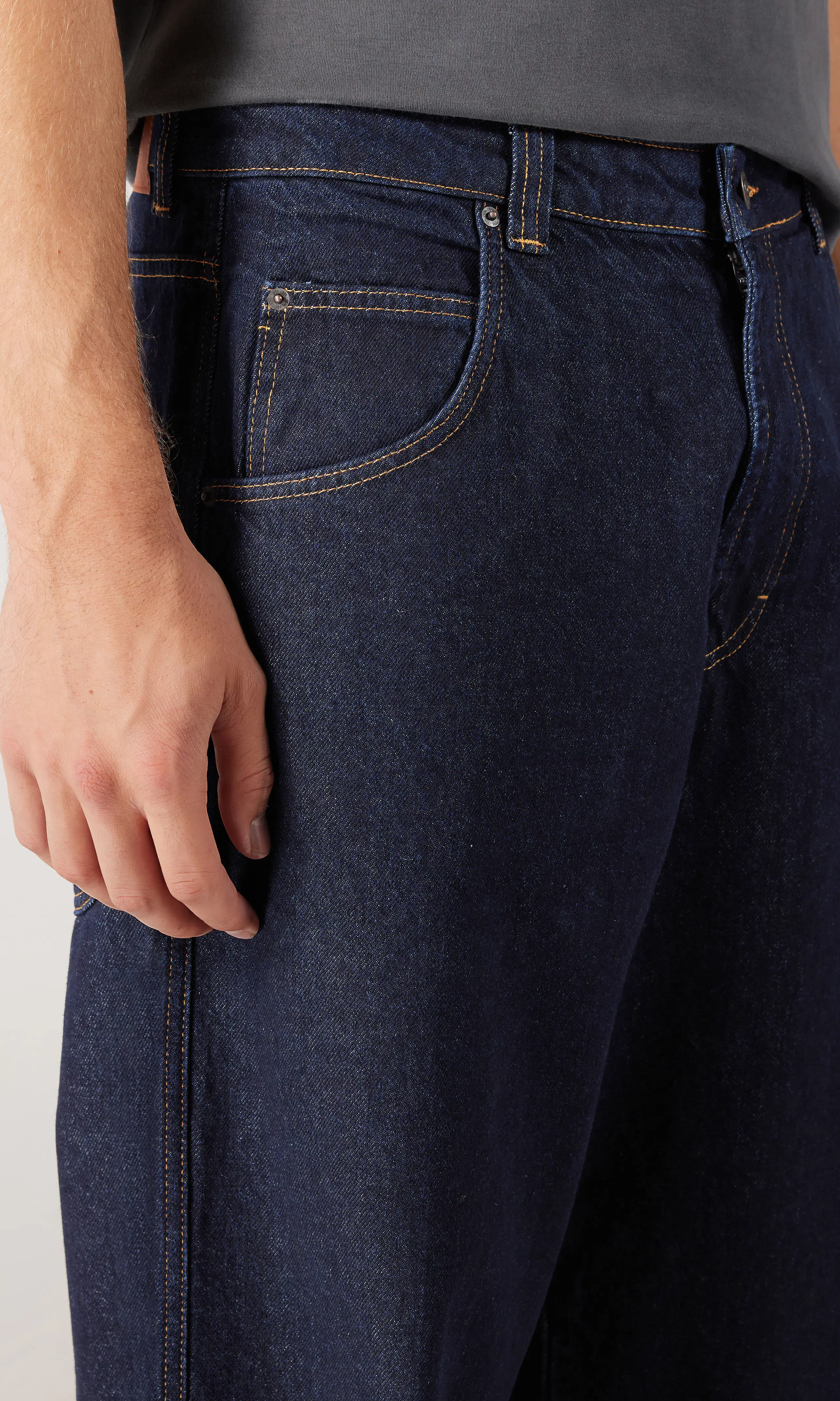 Skate Mørk Blå Jeans. Detail 2. Model.