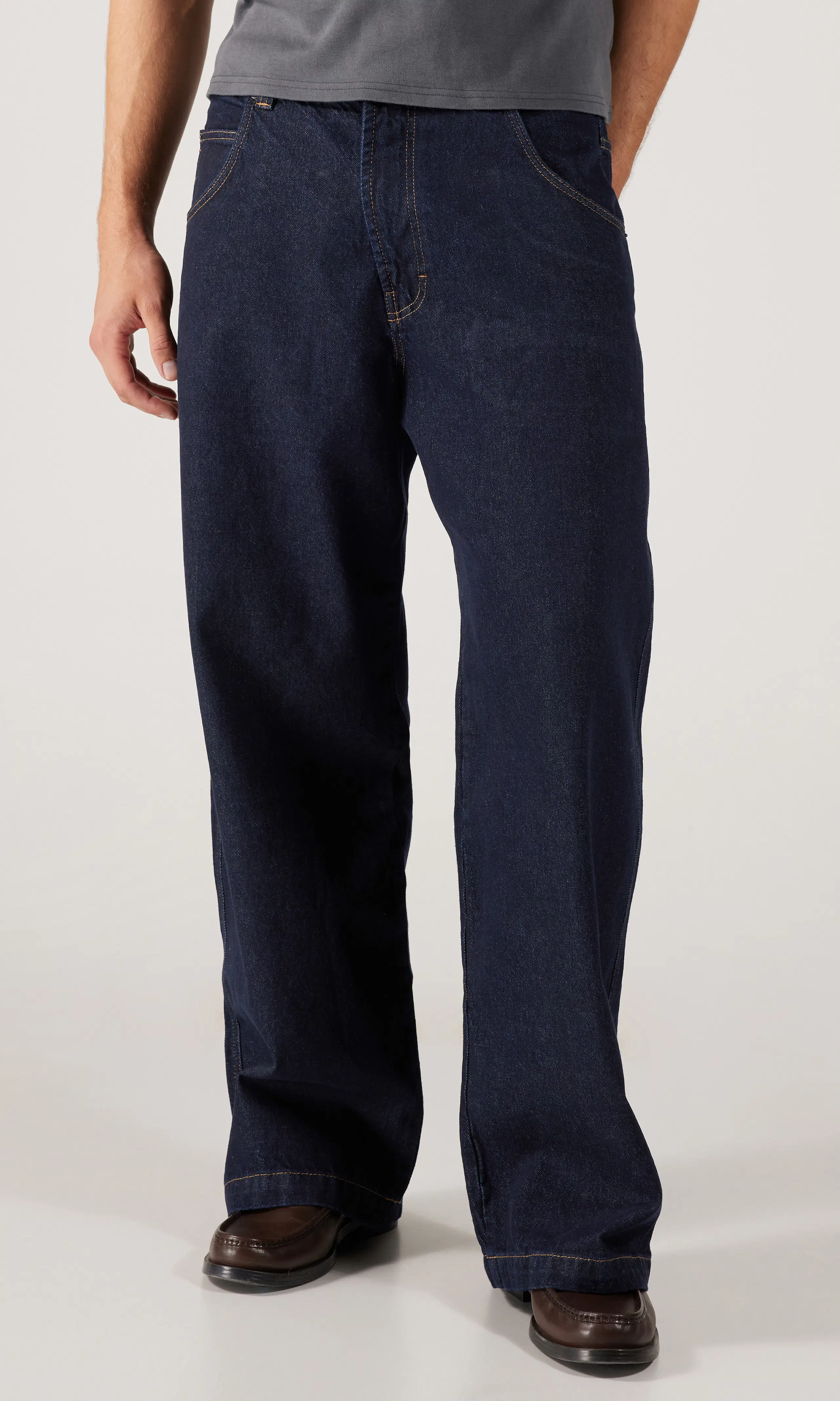 Skate Mørk Blå Jeans. Front. Model.