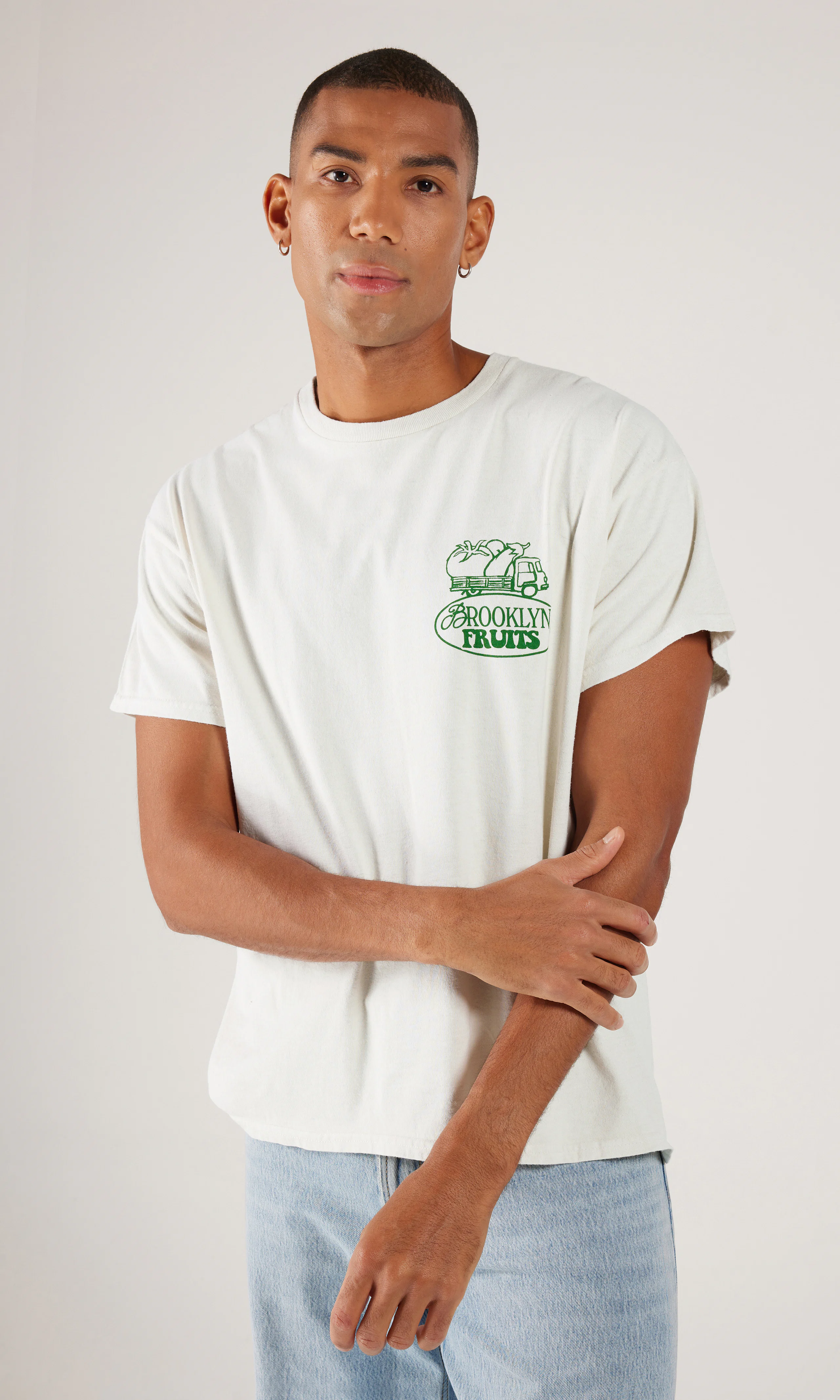 Brooklyn Fruits Hvit T-Skjorte. Front. Model.