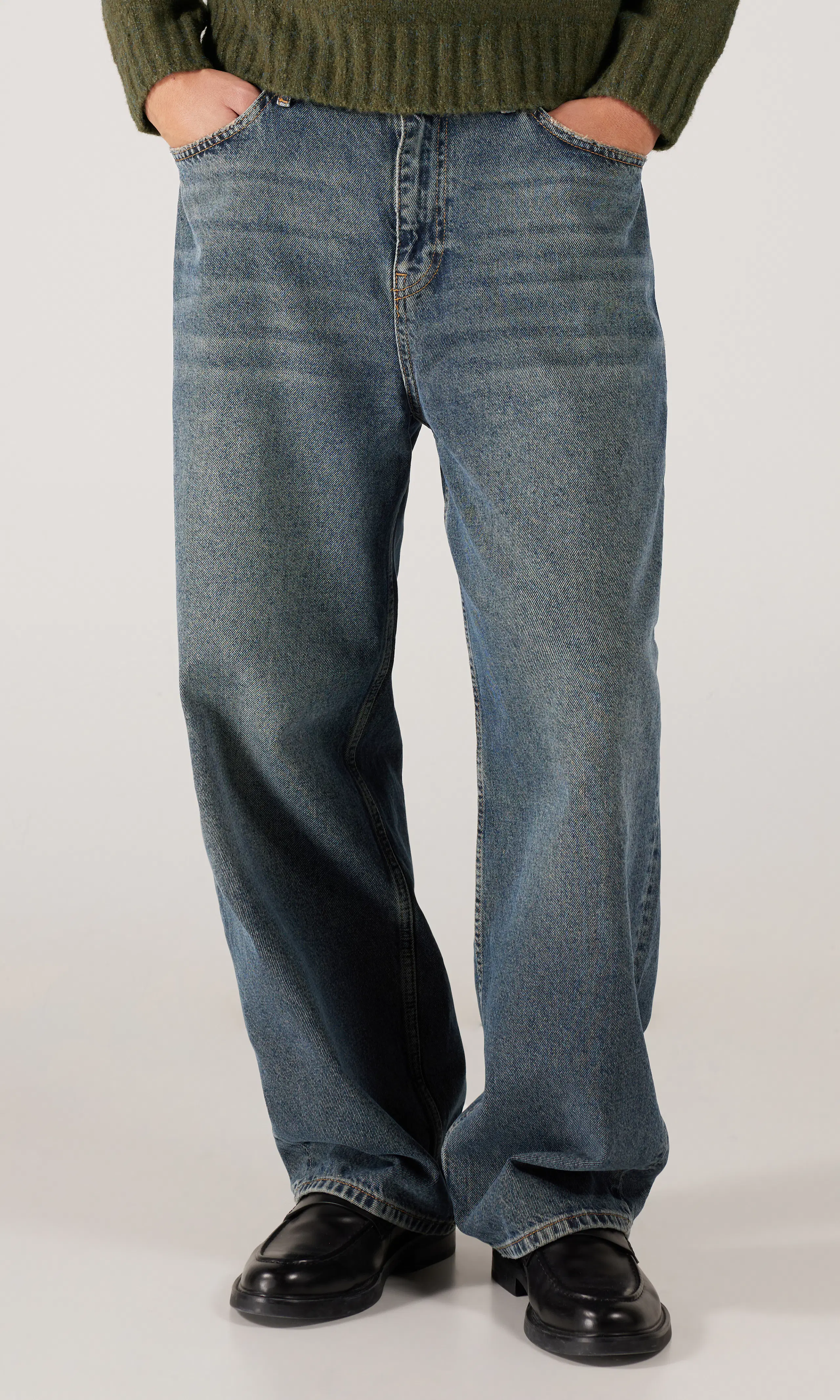 Jack Mörkblå Jeans. Front. Model.